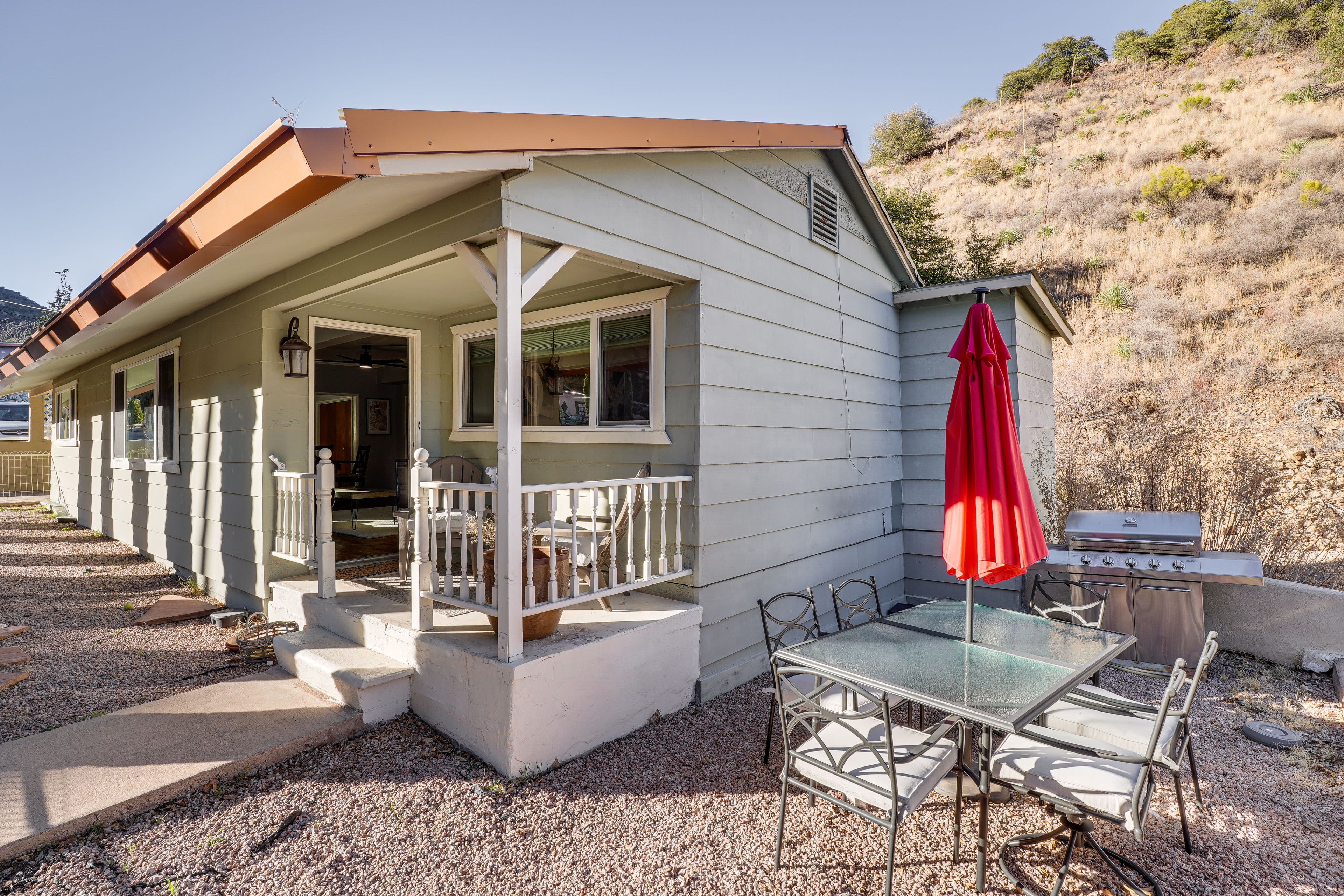 Private Porch & Outdoor Dining | Self Check-In | 0.7 Mi to Queen Mine Tours