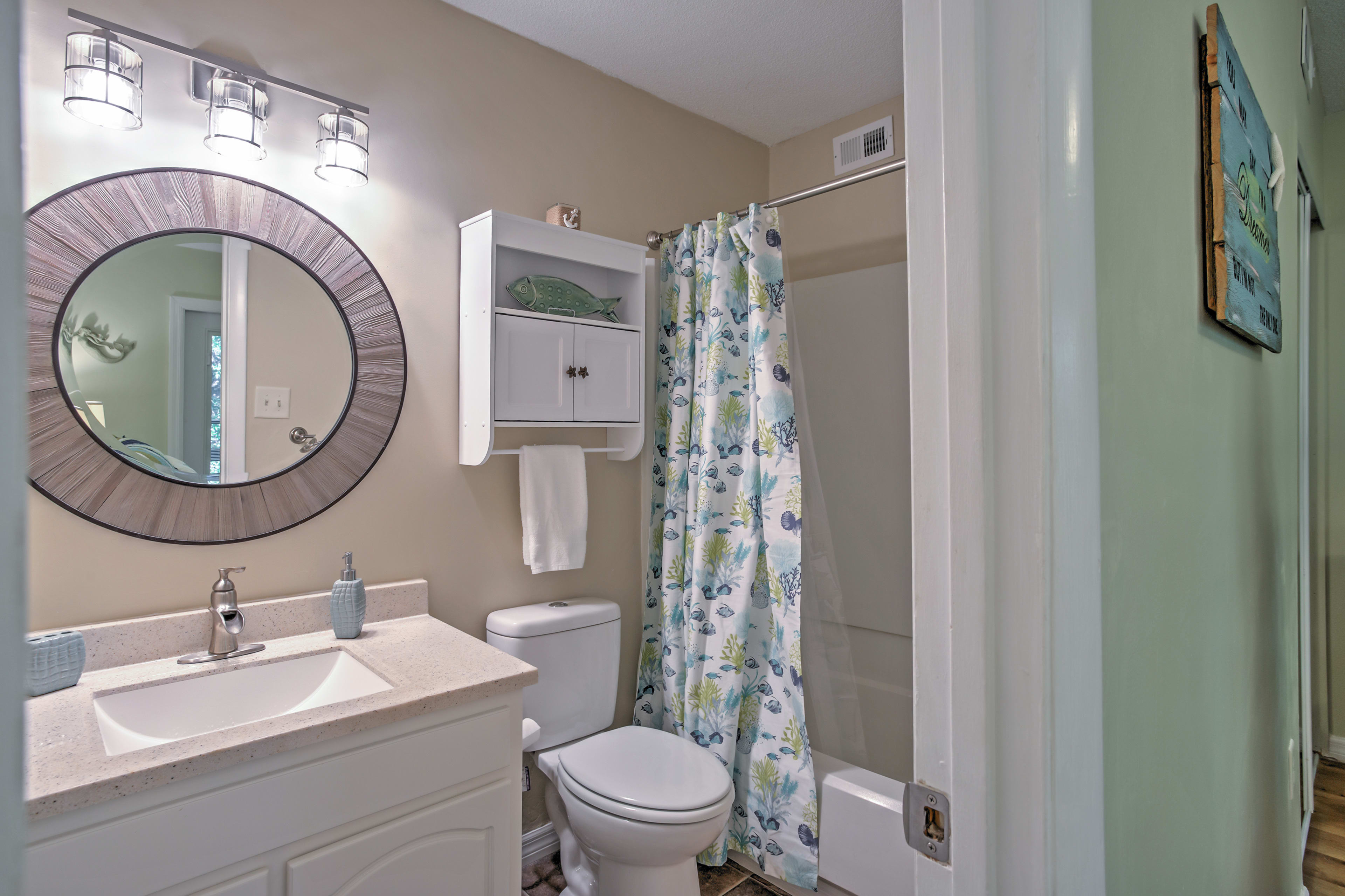 Full Bathroom | Towels Provided | Complimentary Toiletries