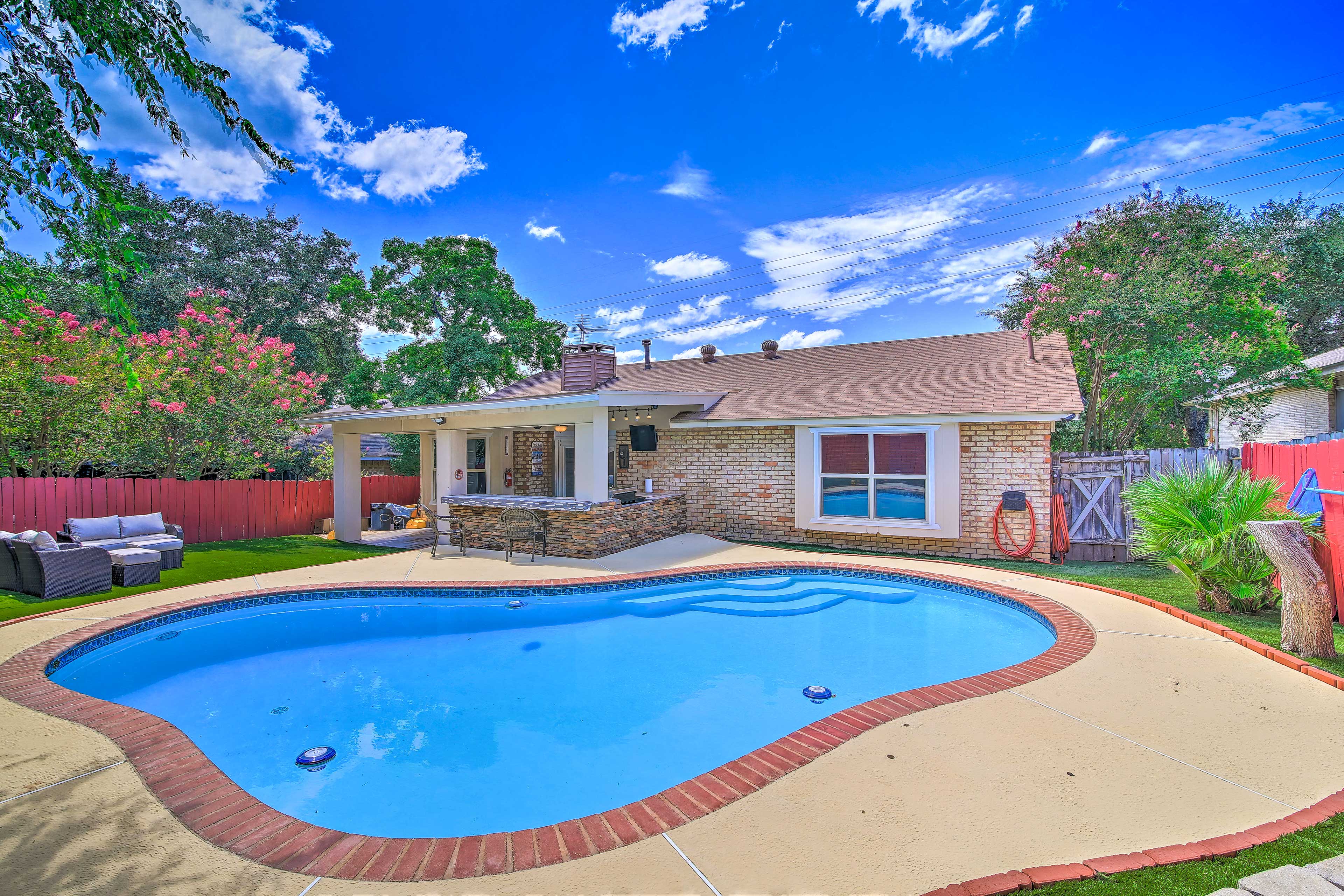 San Antonio Oasis w/ Hot Tub, Pool & Outdoor Bar!