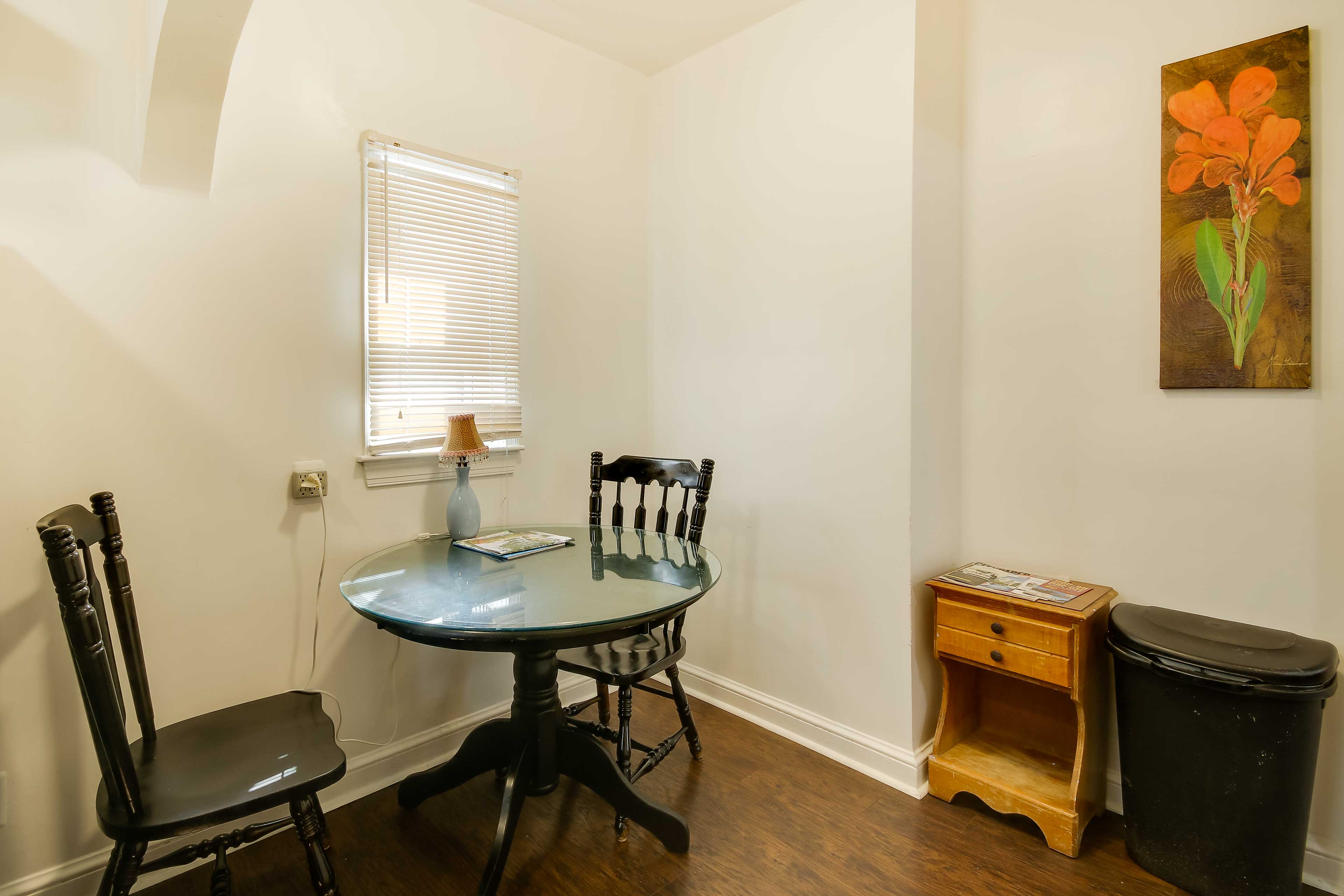 Dining Area | Dishes & Flatware Provided