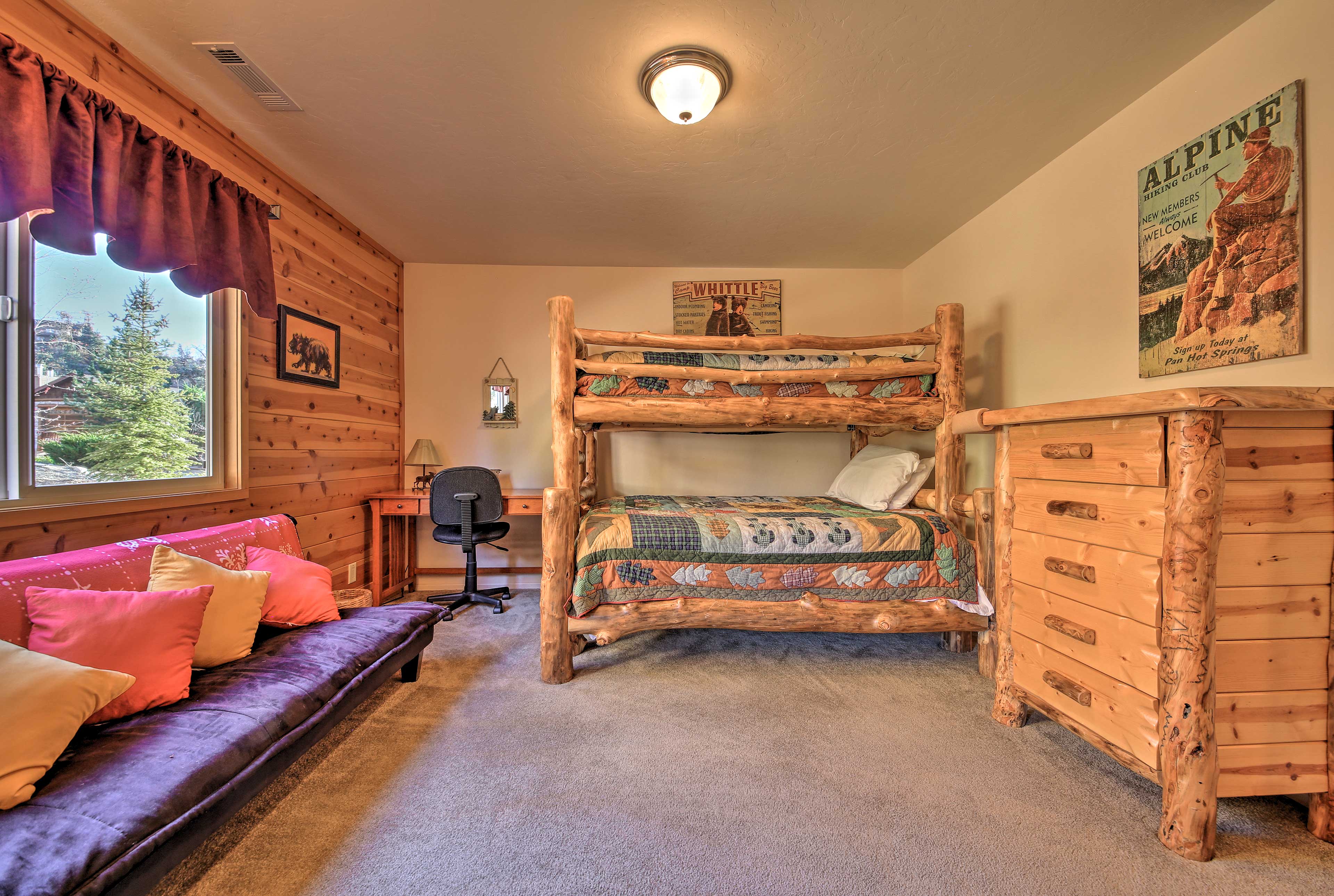 Bedroom 3 | Twin/Full Bunk Bed