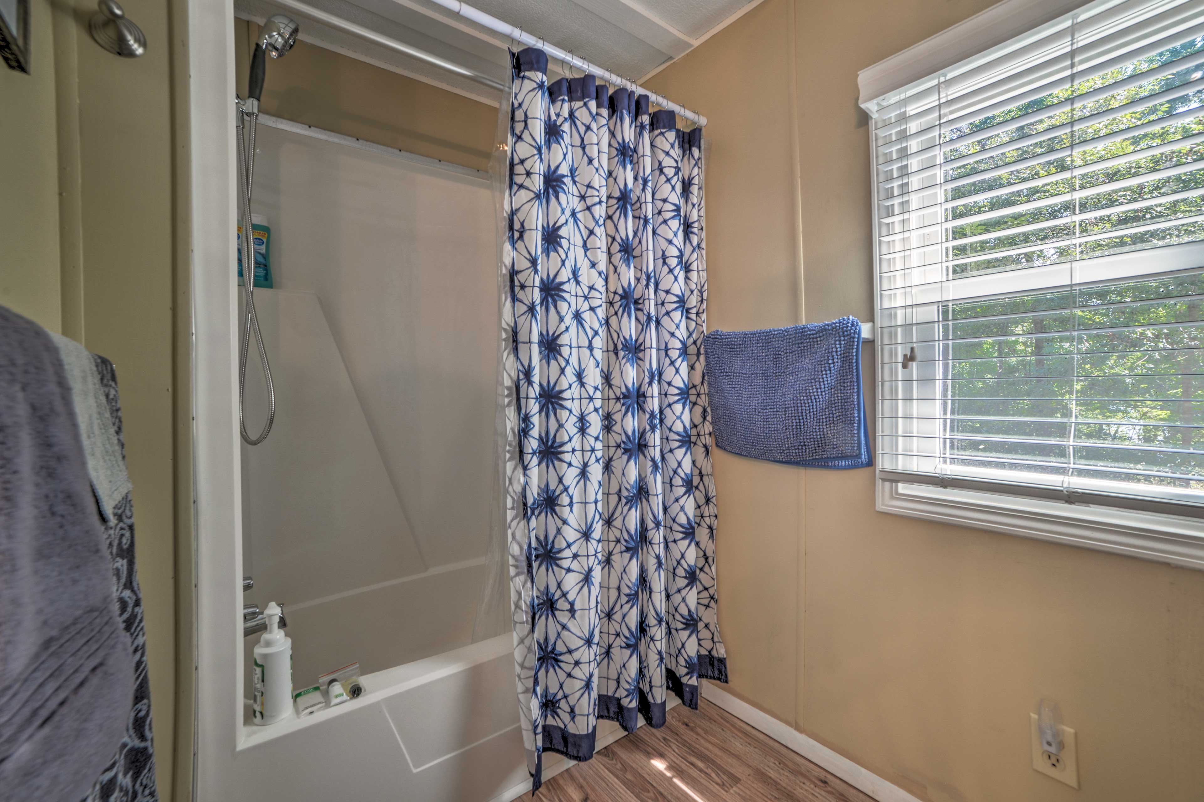 Rinse off the lake in the shower/tub combo.