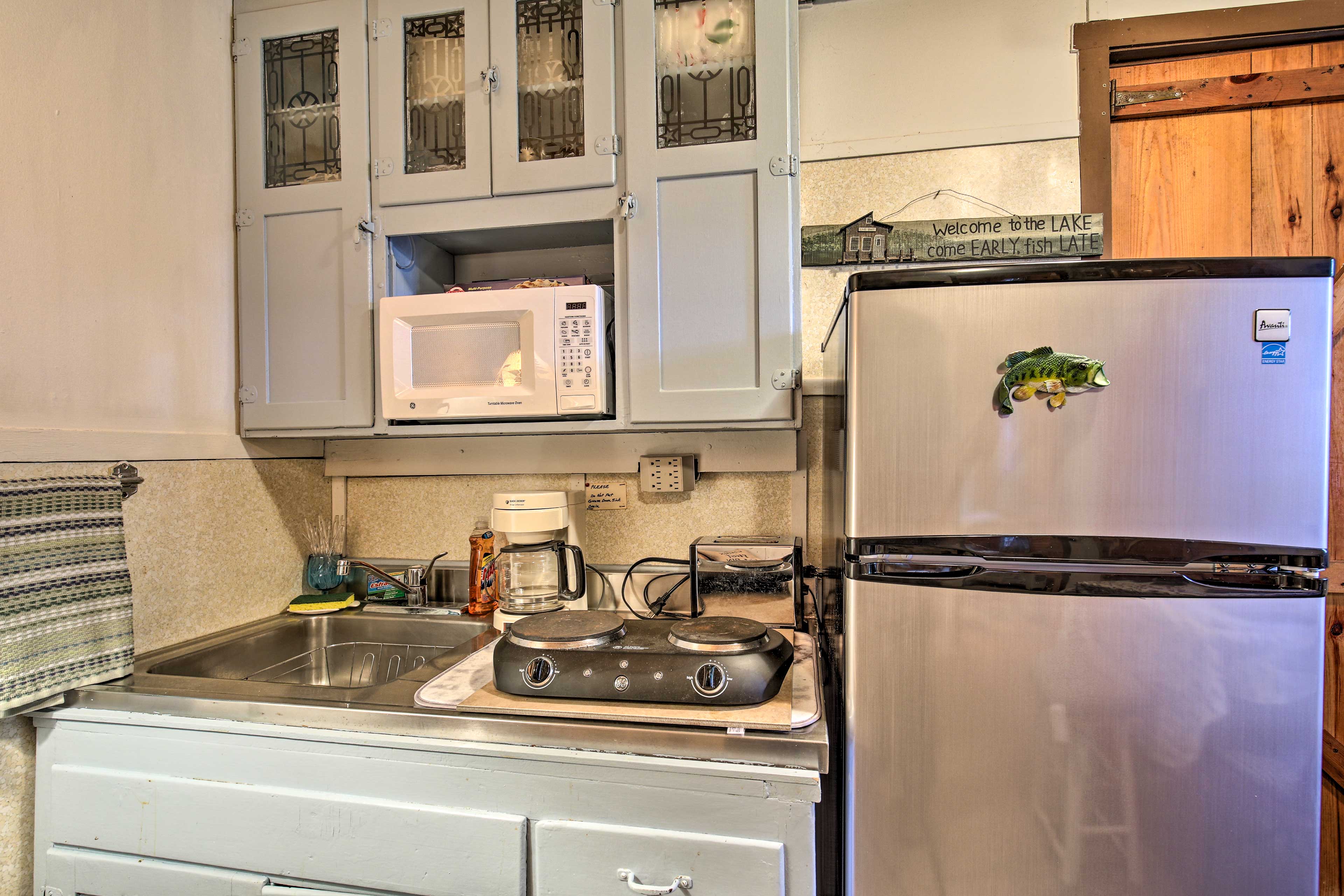 Prepare snacks on the kitchenette's hot plate.