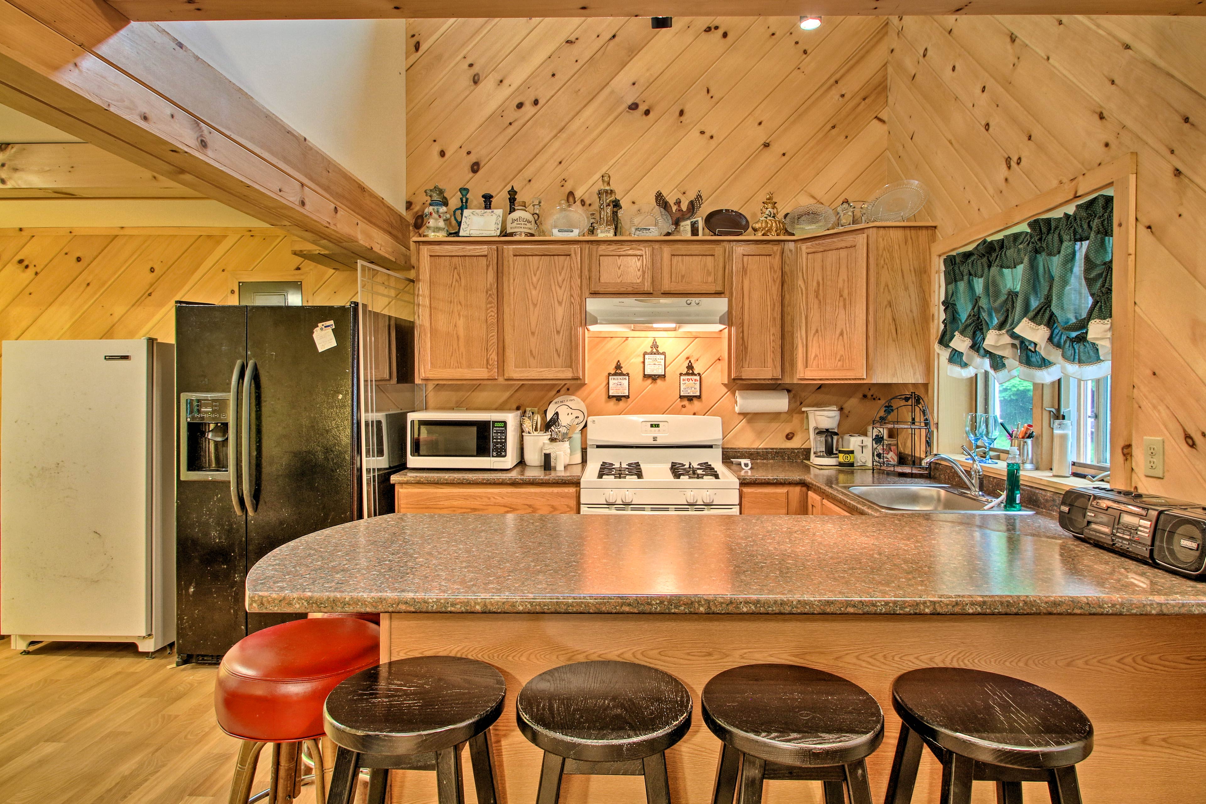 The kitchen features wraparound counters, seating 6 at the breakfast bar.