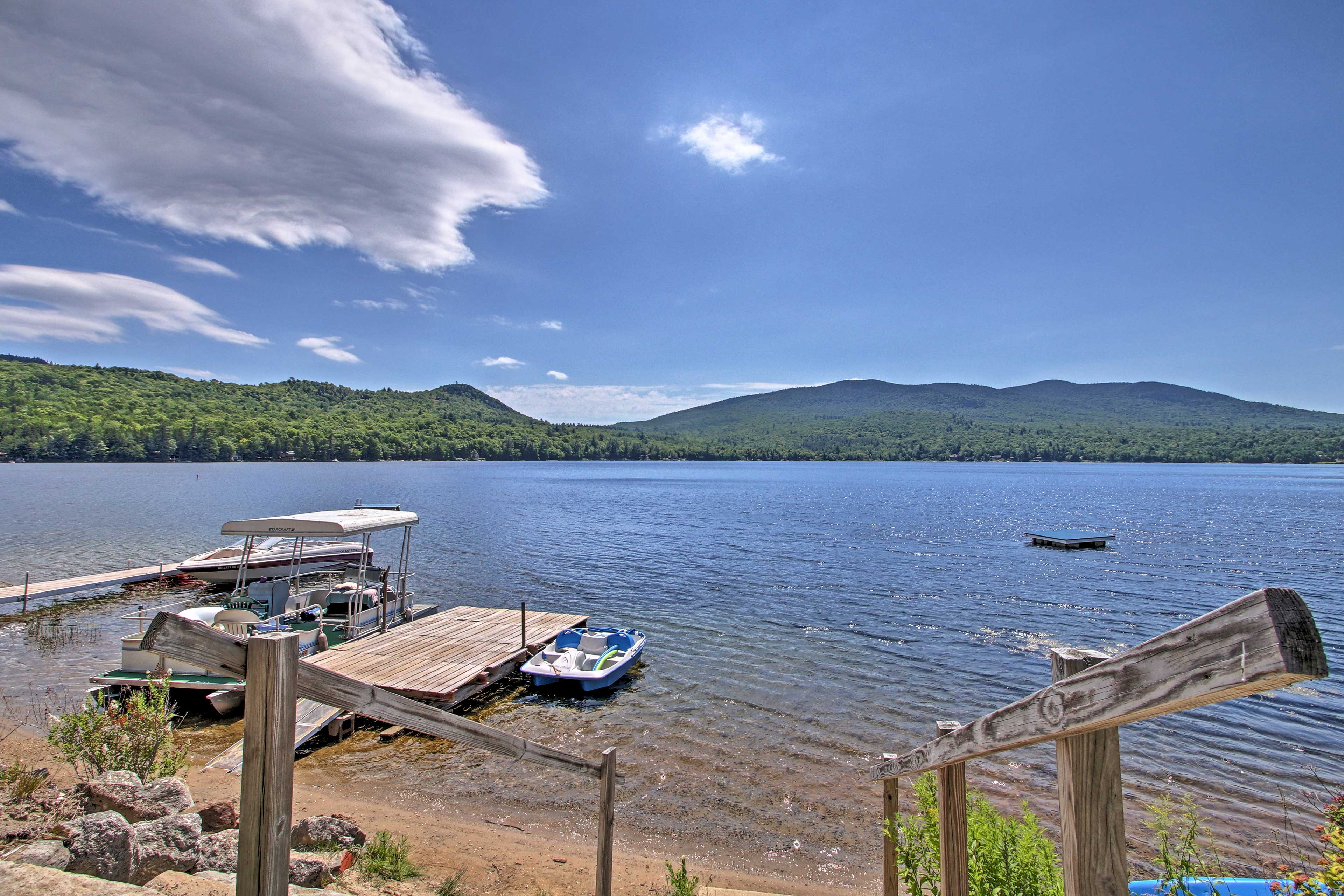 Up to 8 guests can enjoy the beautiful view and lake access.