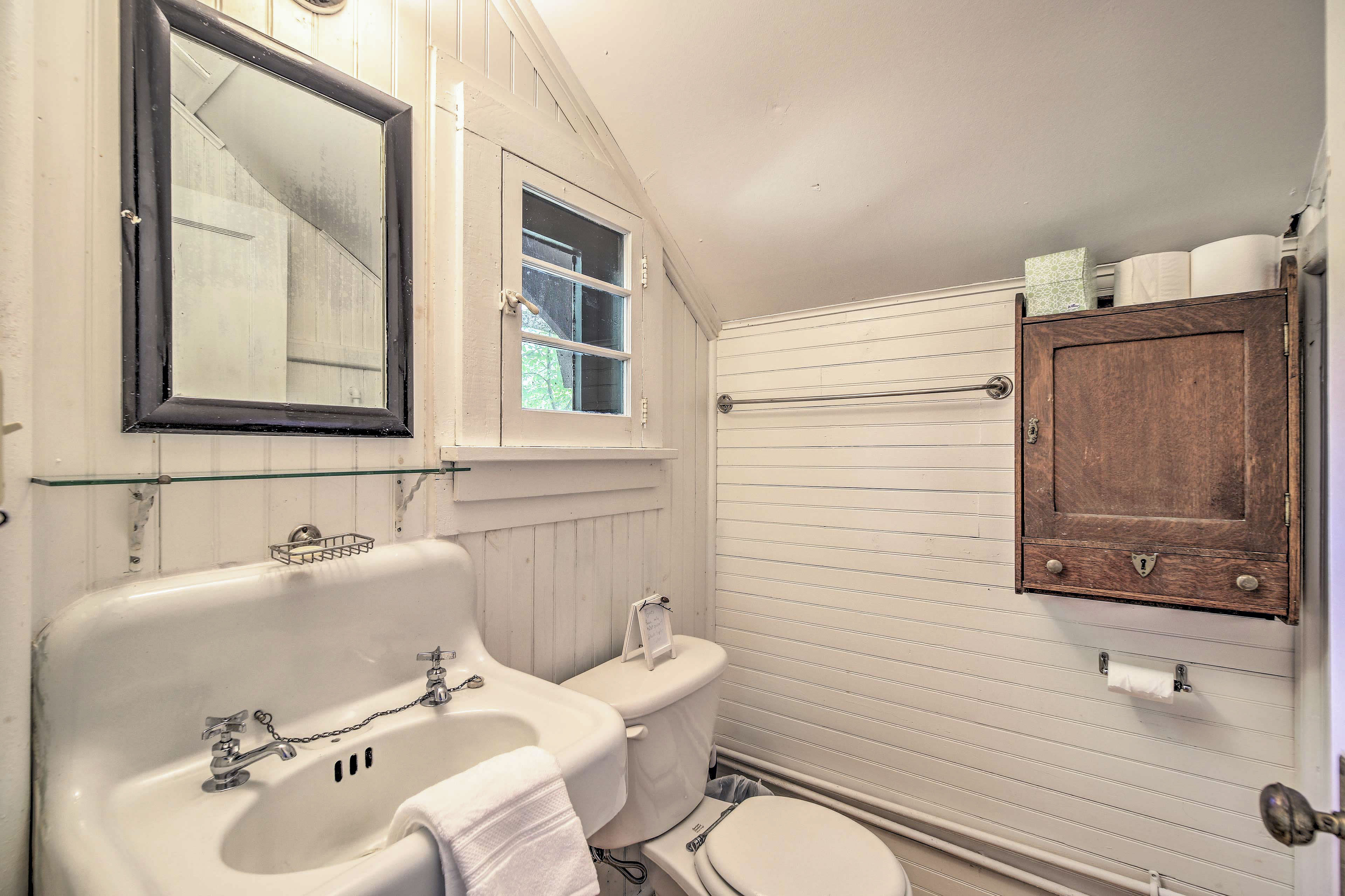 En-Suite Bathroom | Towels & Linens Provided