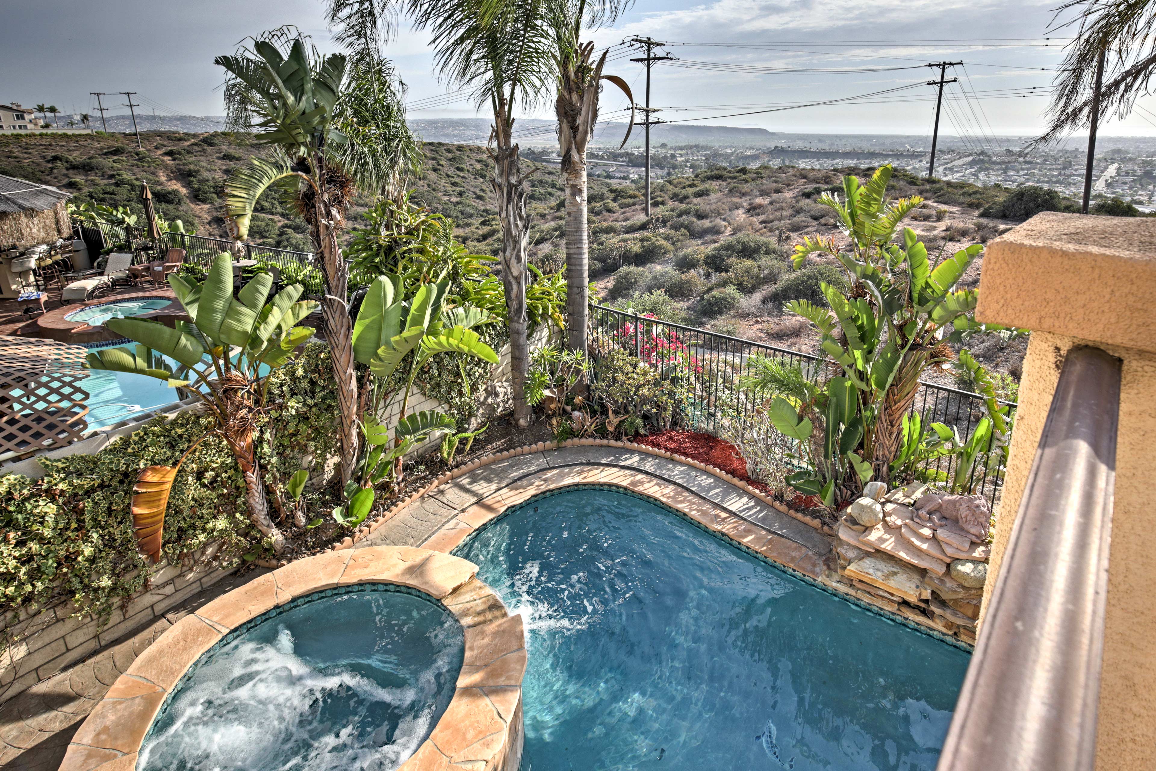 Splendid views of the ocean and pool await you!