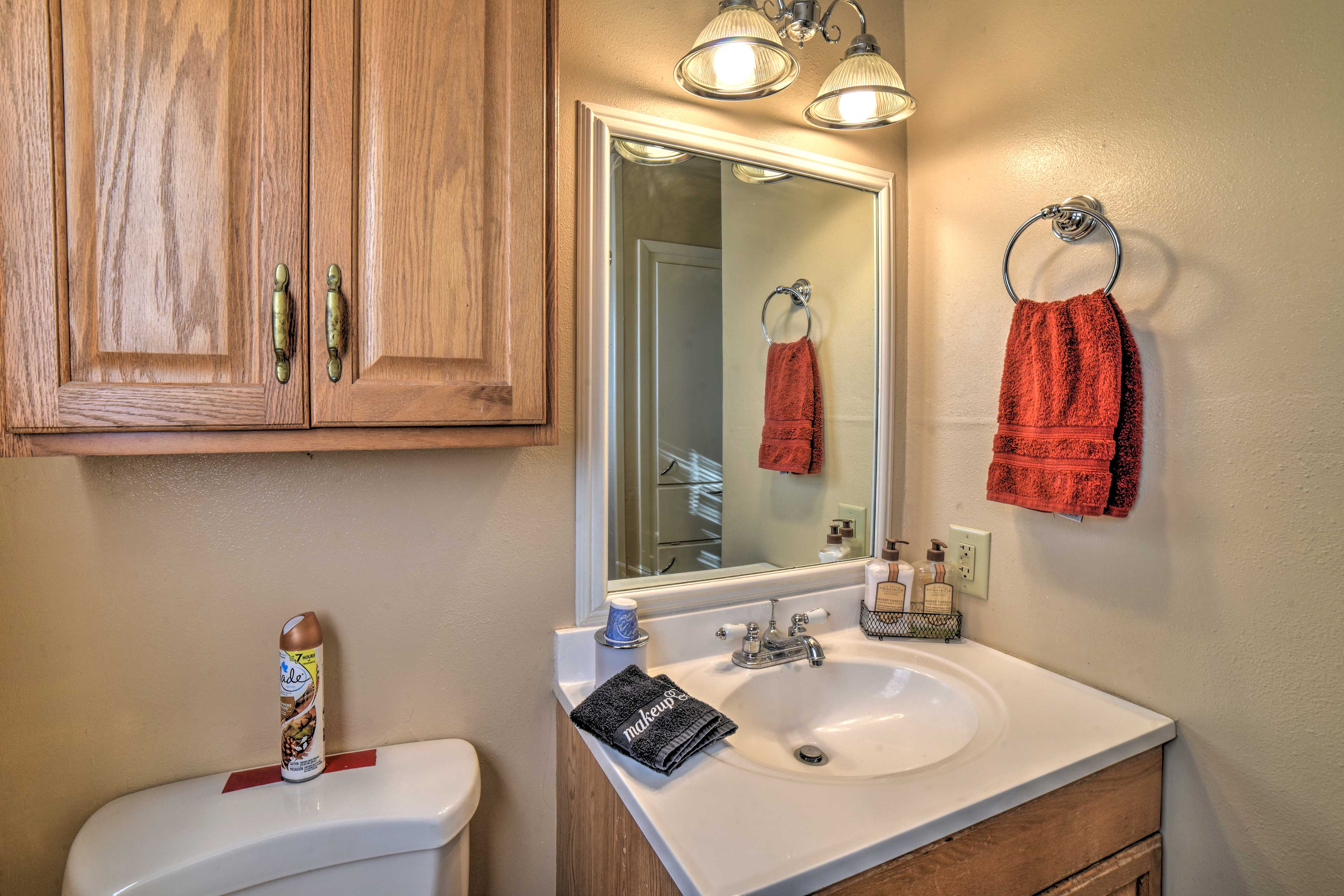 Full Bathroom | Complimentary Toiletries | Towels Provided