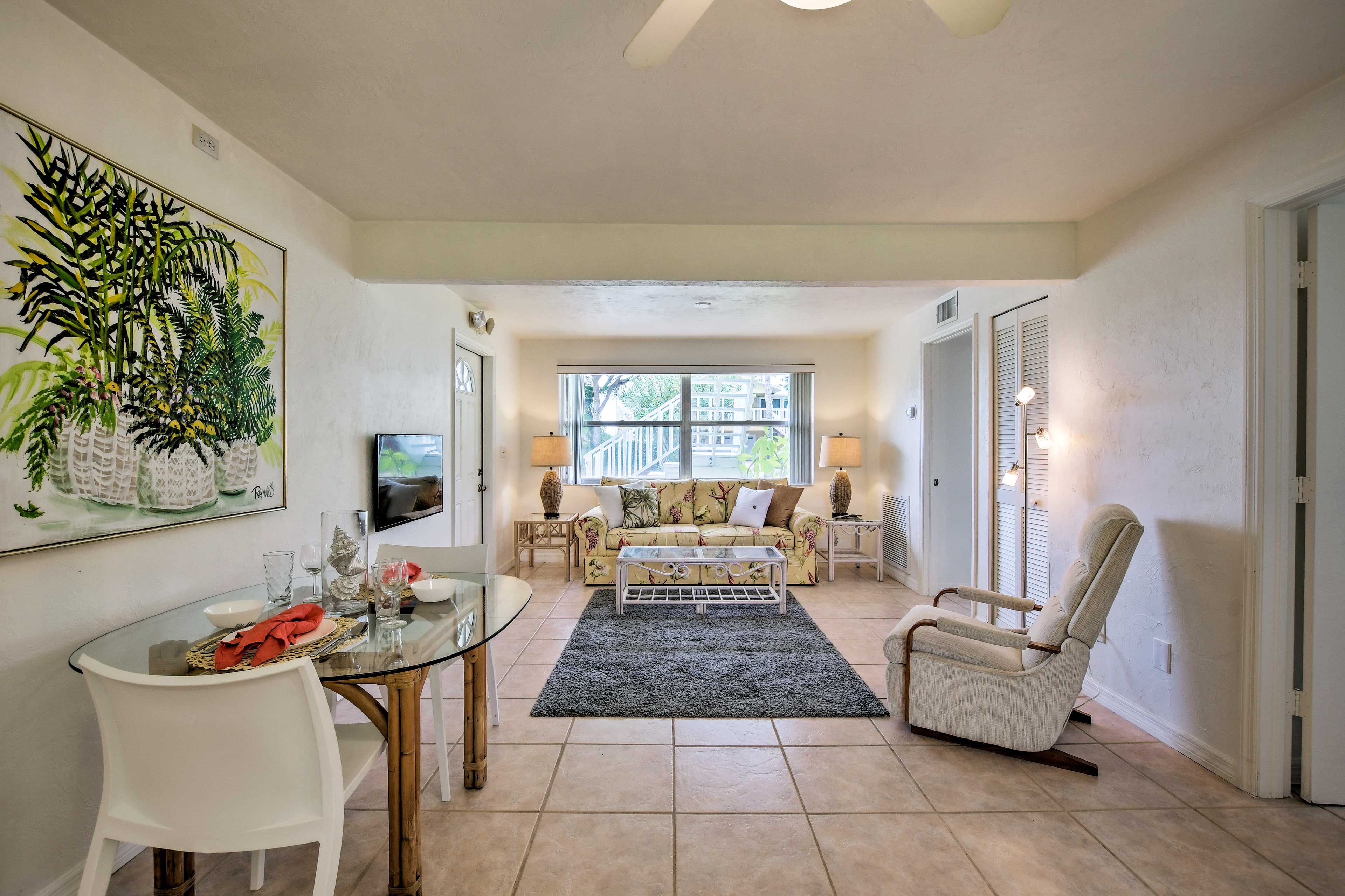 The open layout leads freely over to the kitchen & dining area.