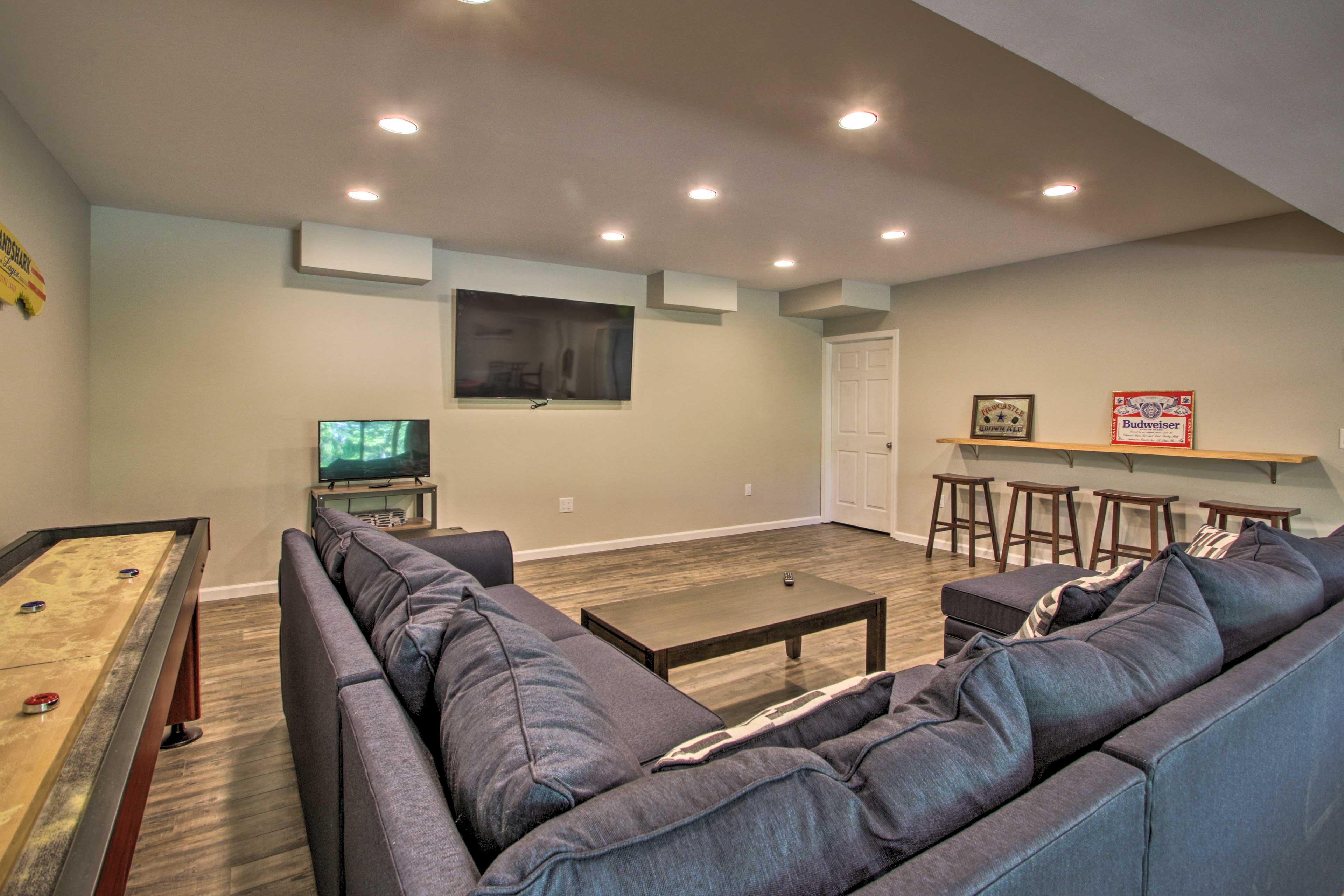 Game Room | Smart TV | Shuffleboard | Pool Table