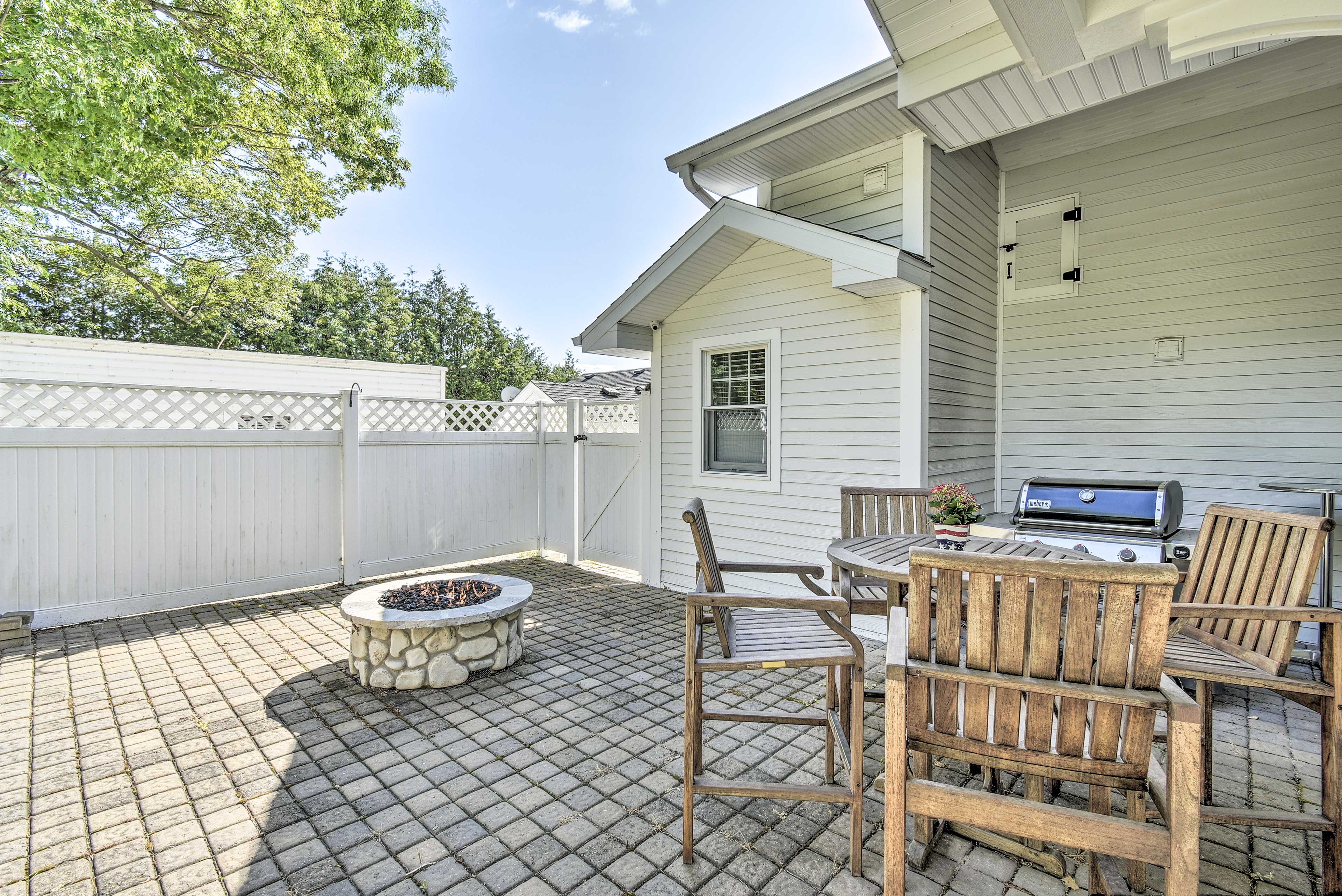 Patio w/ Gas Fire Pit