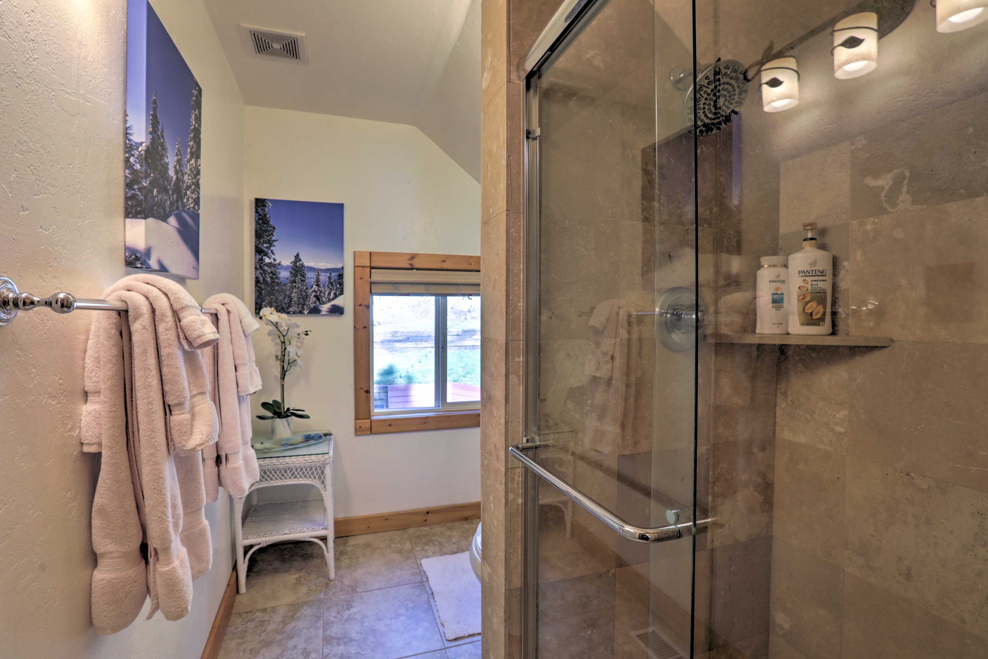 Full Bathroom | Towels Provided | Complimentary Toiletries