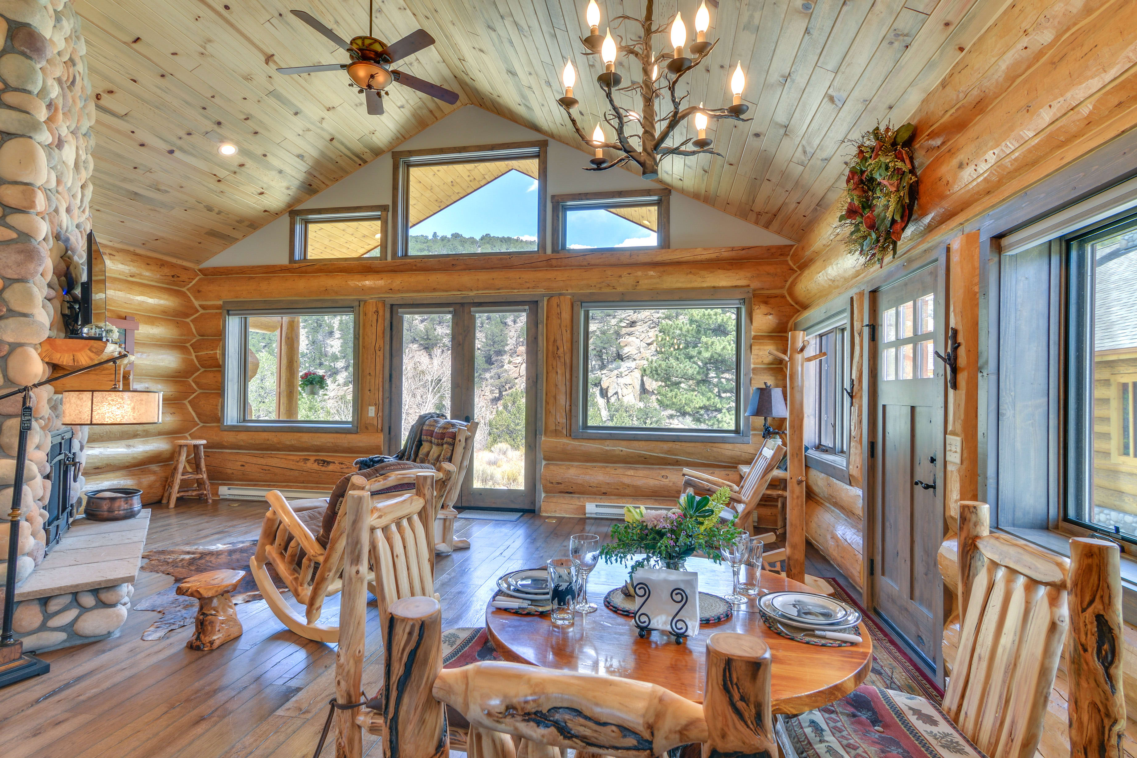 Dining Area | Dishware & Flatware Provided