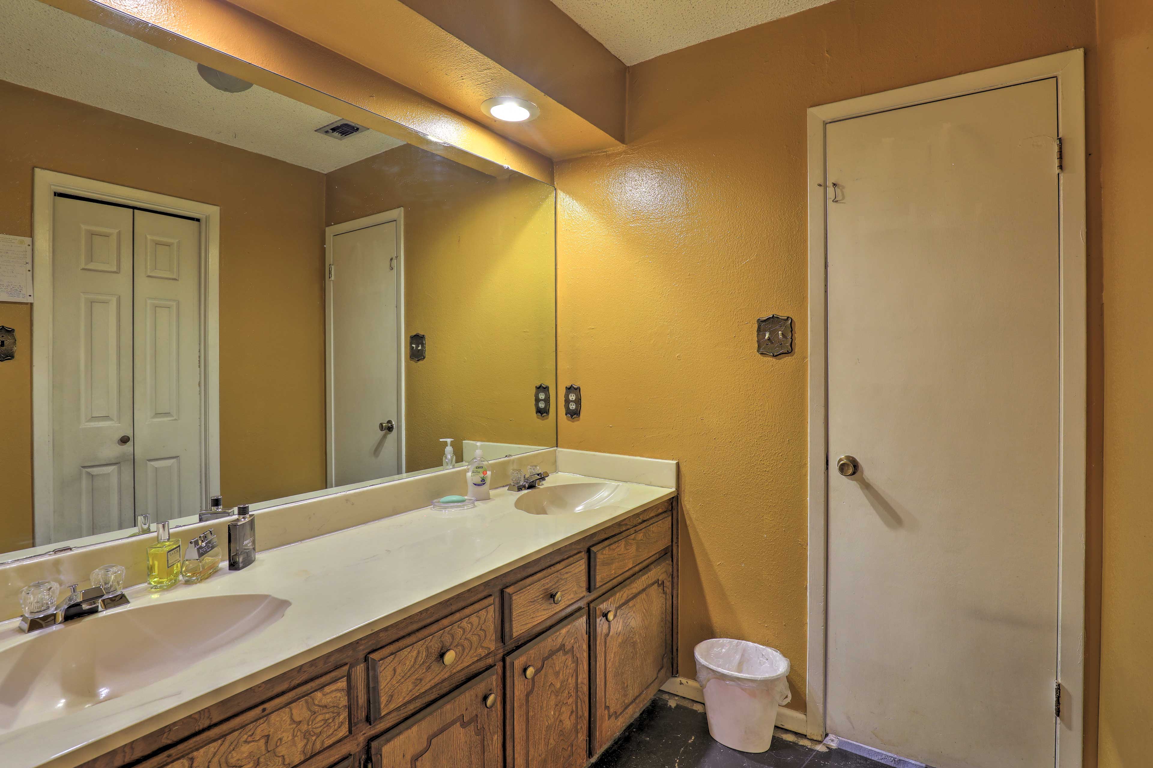 En-Suite Bathroom | Towels Provided