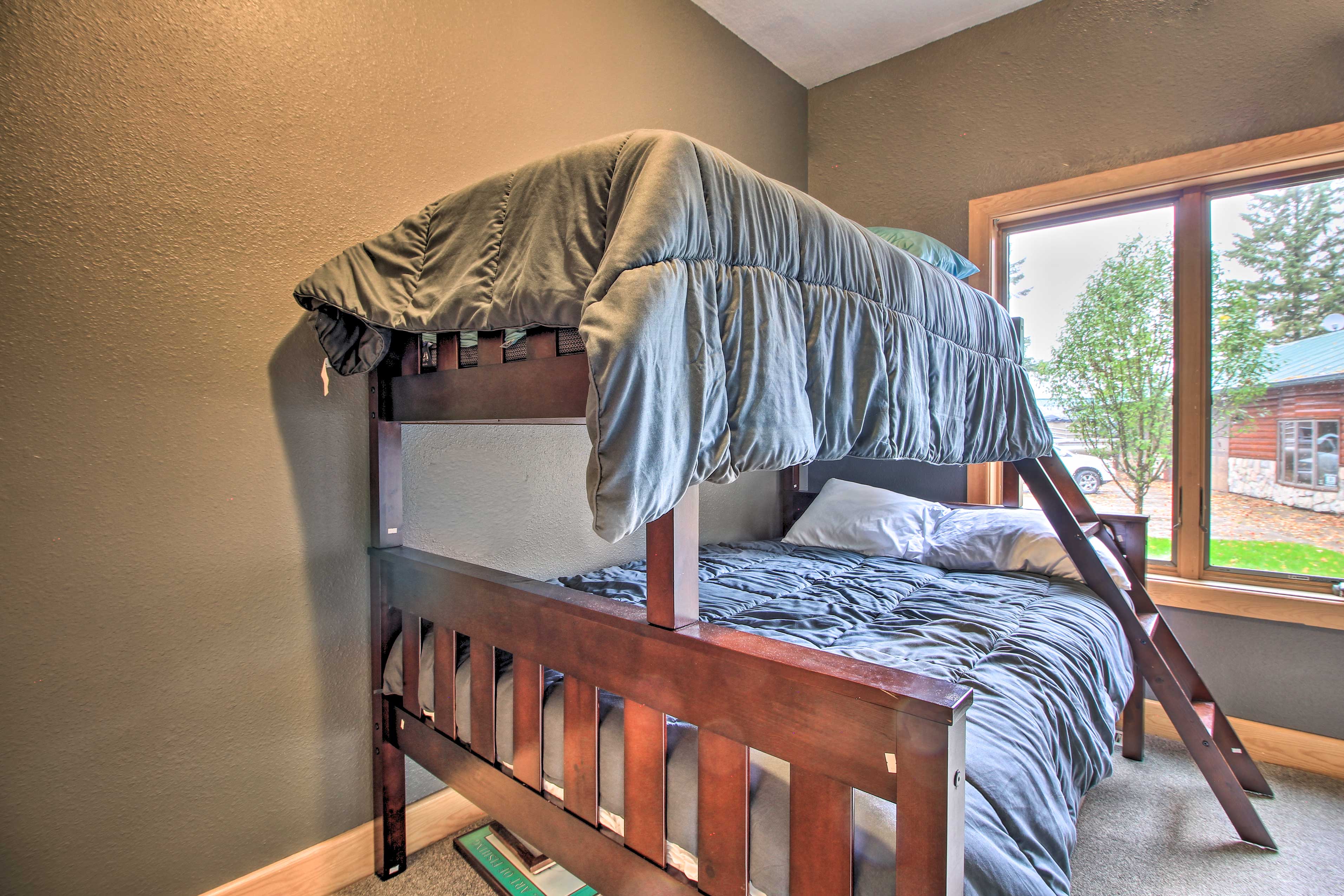 Bedroom 4 | Twin/Full Bunk Bed