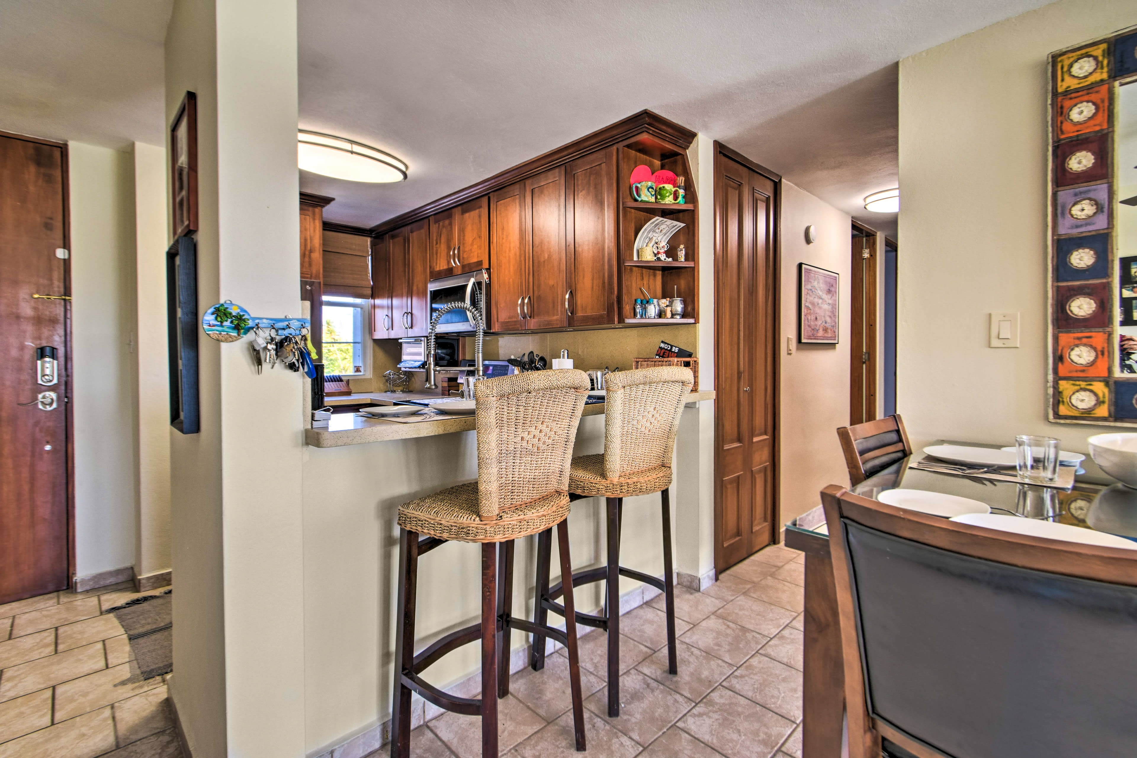 Breakfast Bar w/ Stools