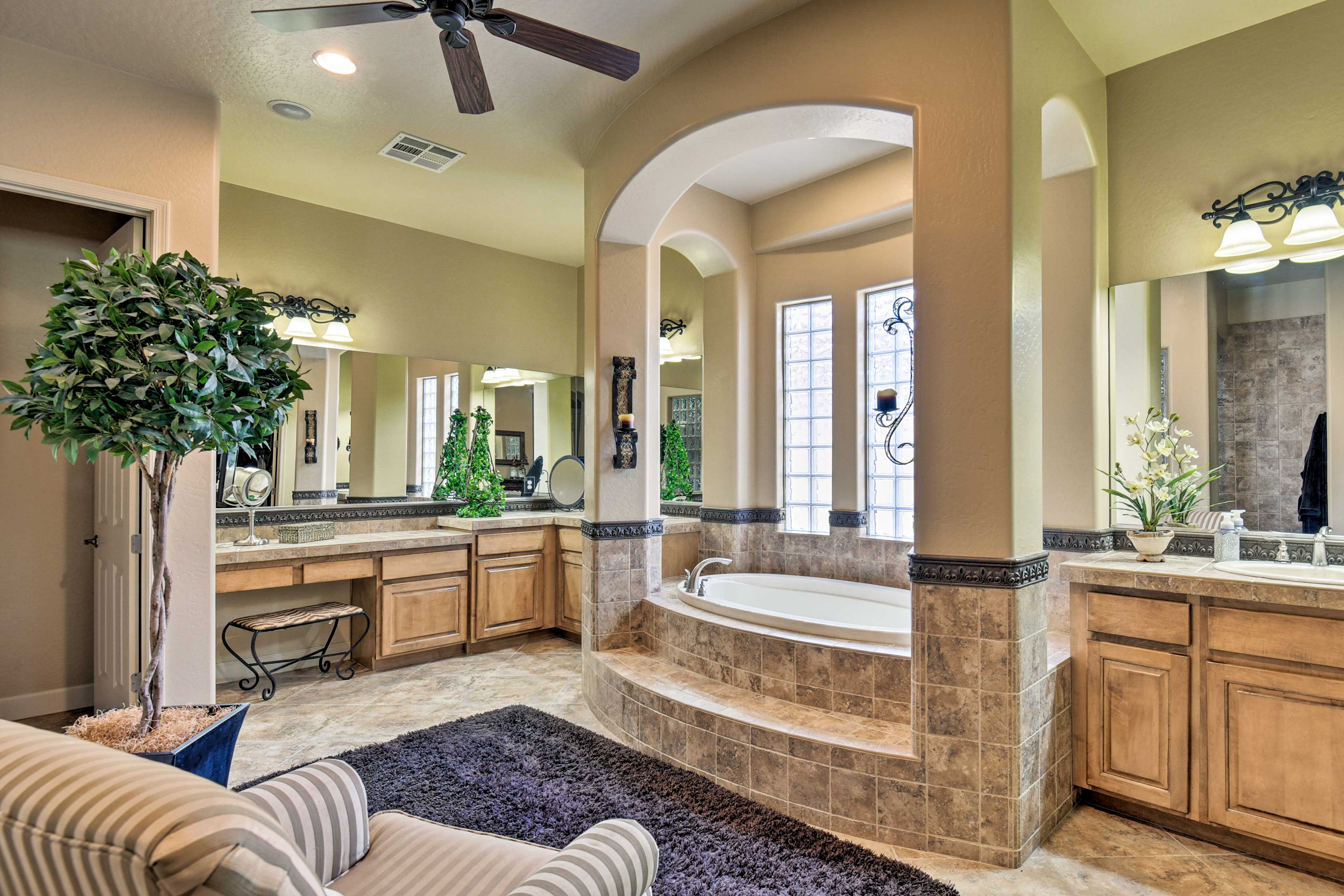 En-Suite Bathroom | Jacuzzi Tub