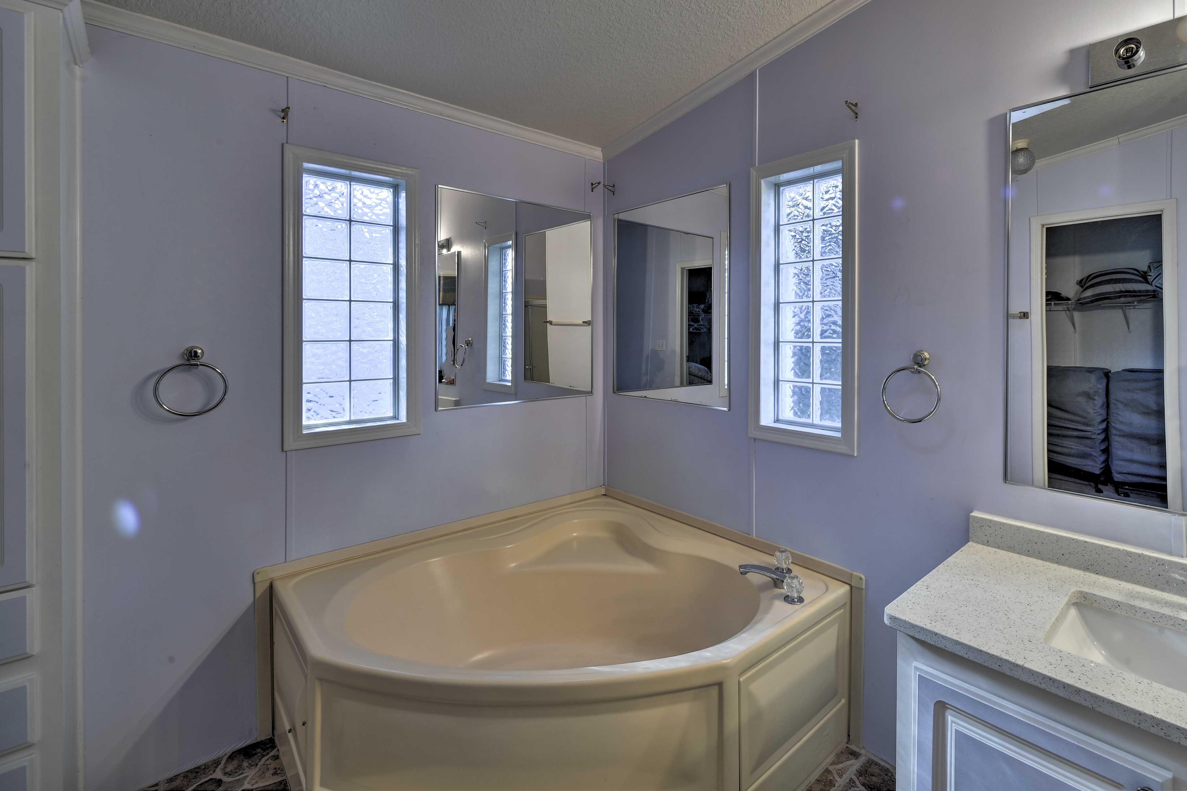 Full Bathroom 1 | En-Suite | Soaking Tub