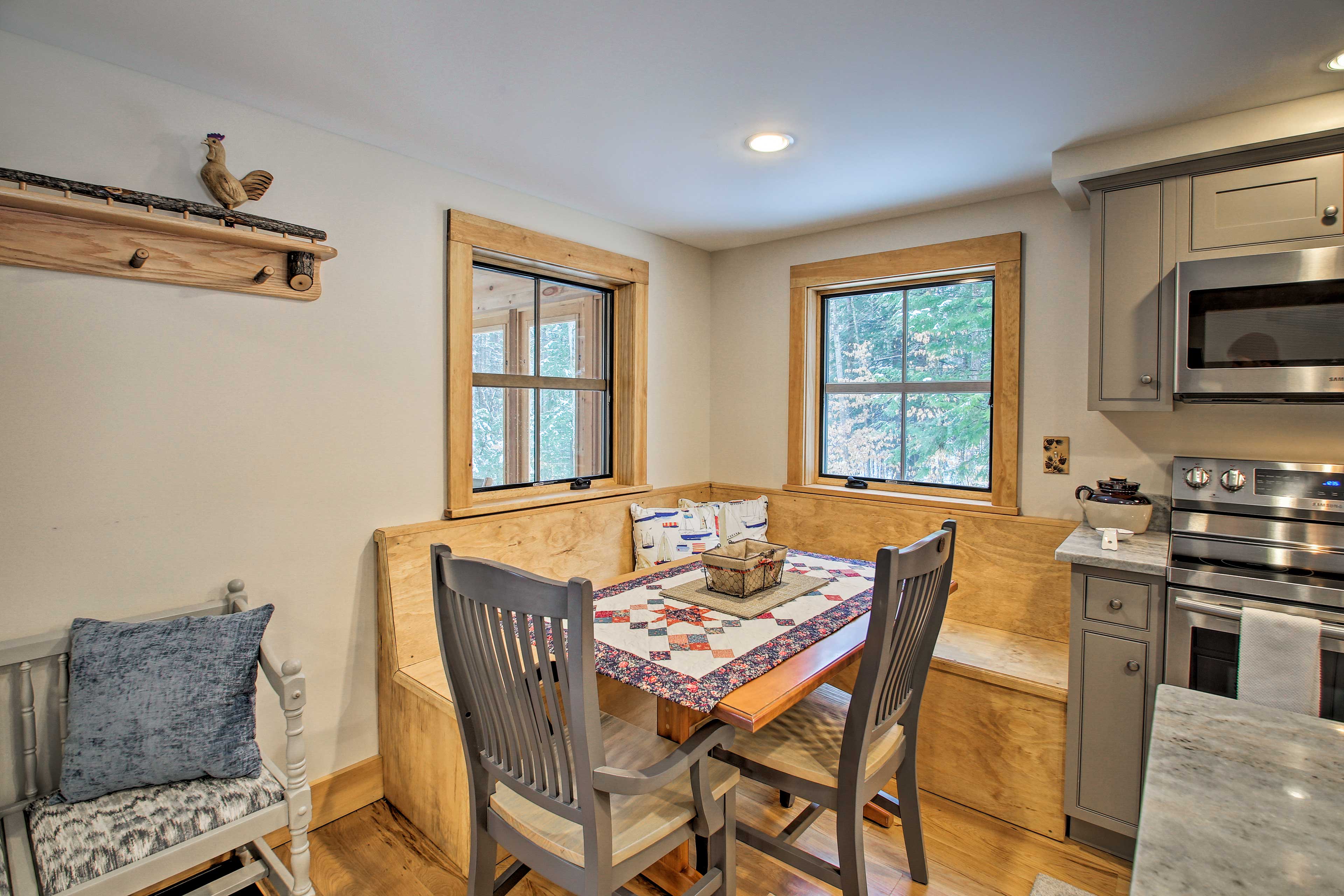 Enjoy a meal together thanks to this hand-crafted booth.