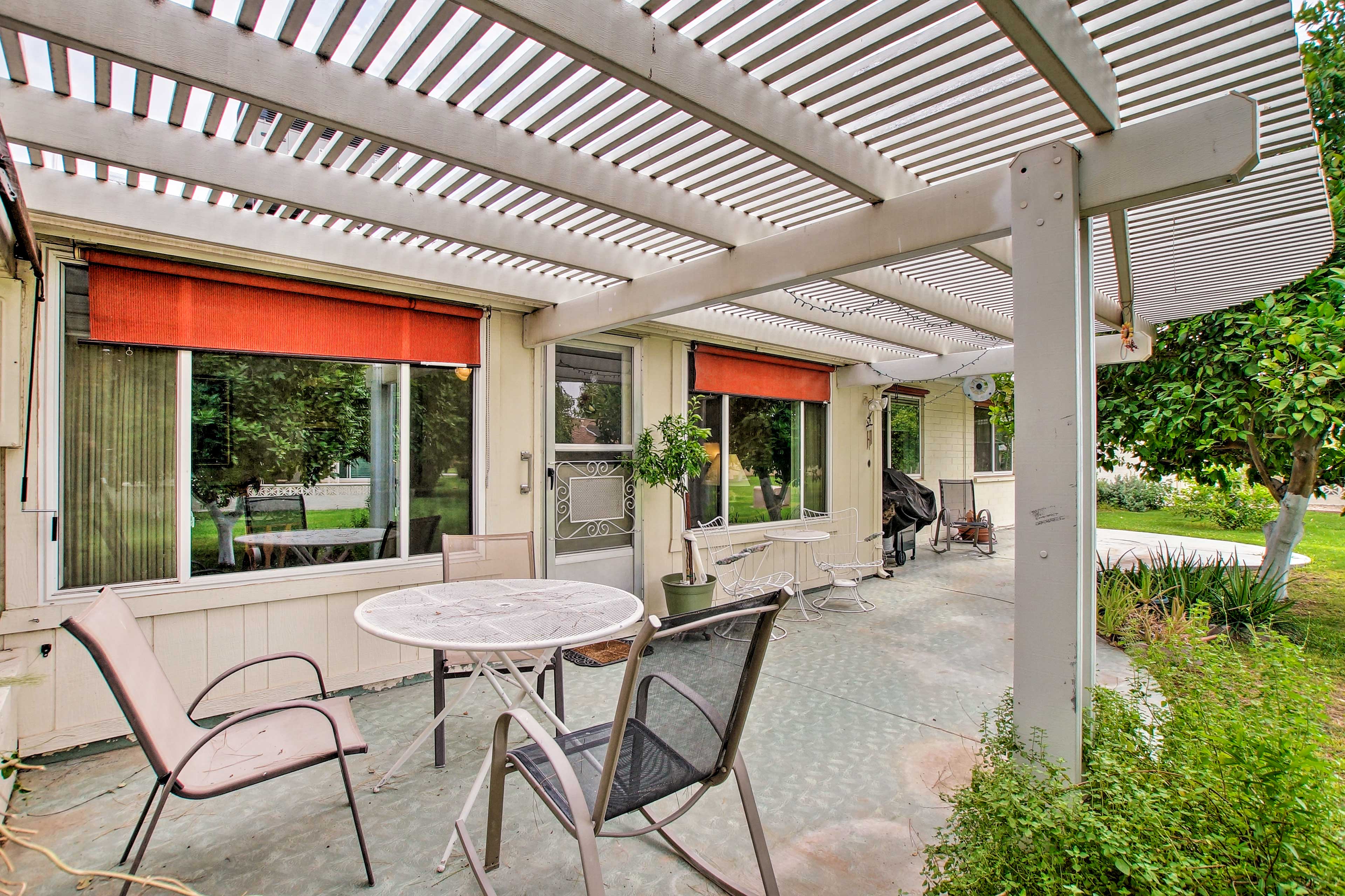 Covered Patio | Charcoal Grill