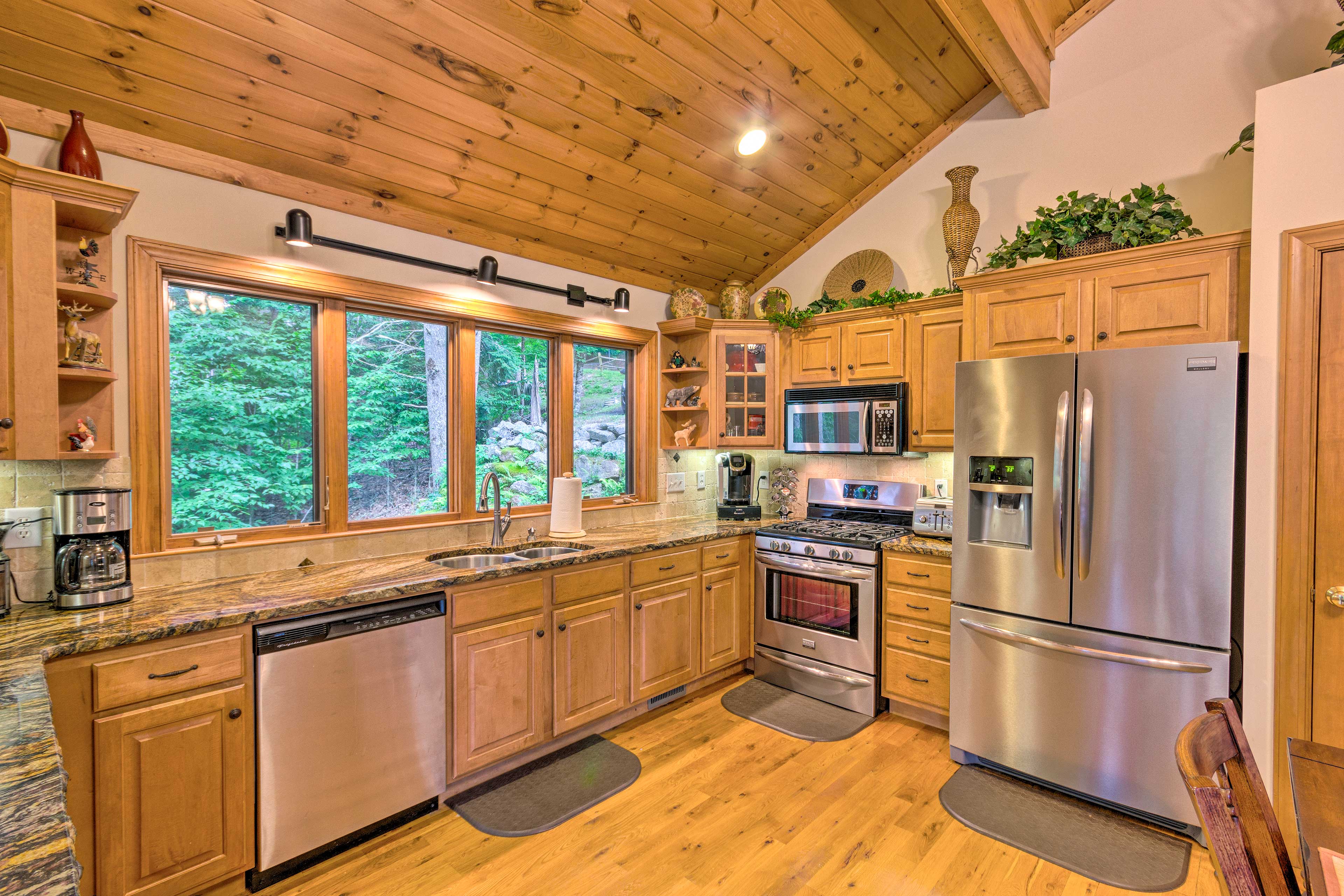 Kitchen | Granite Countertops | Stainless Steel Appliances