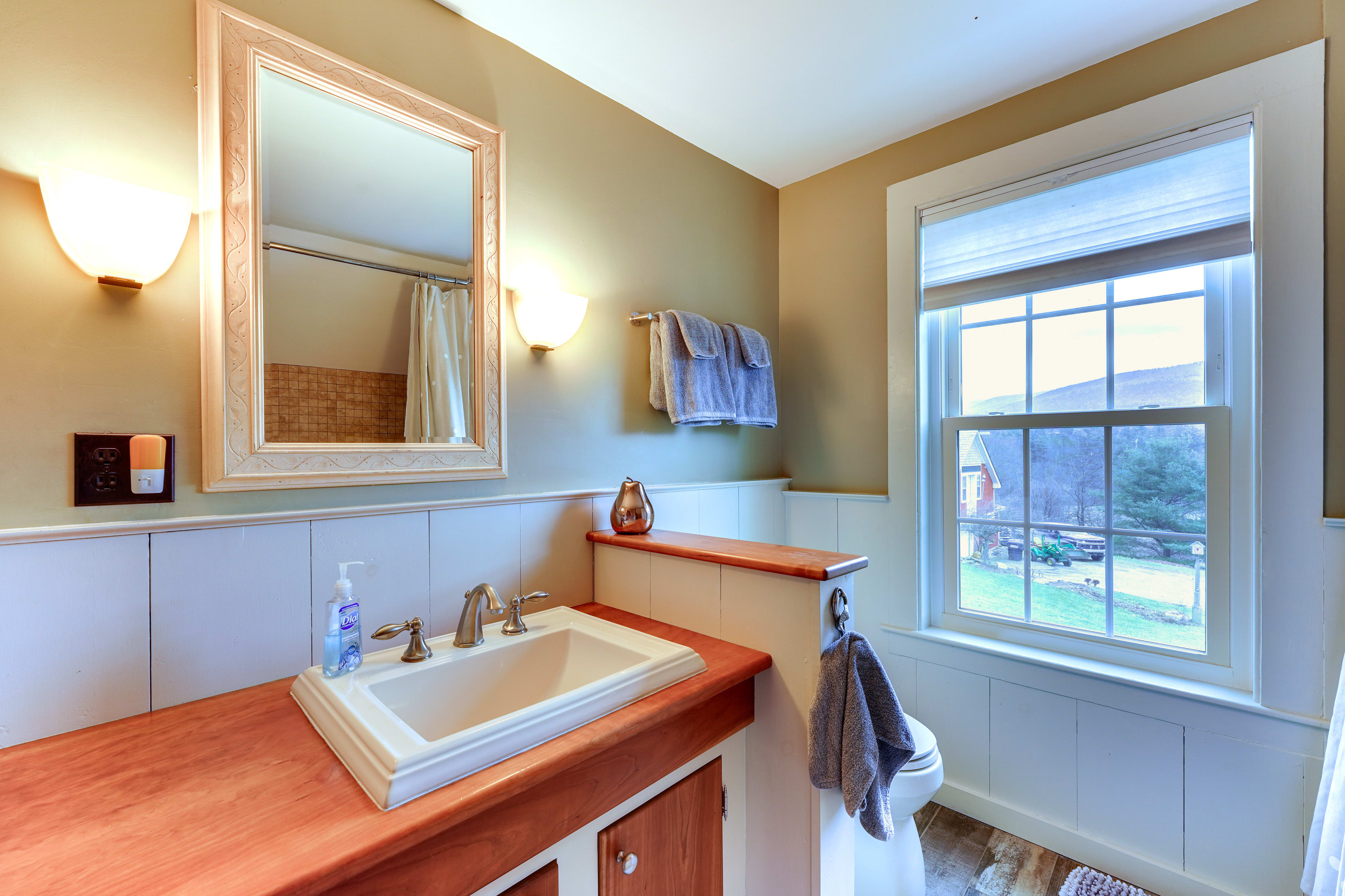 Full Bathroom | Towels Provided | 2nd Floor