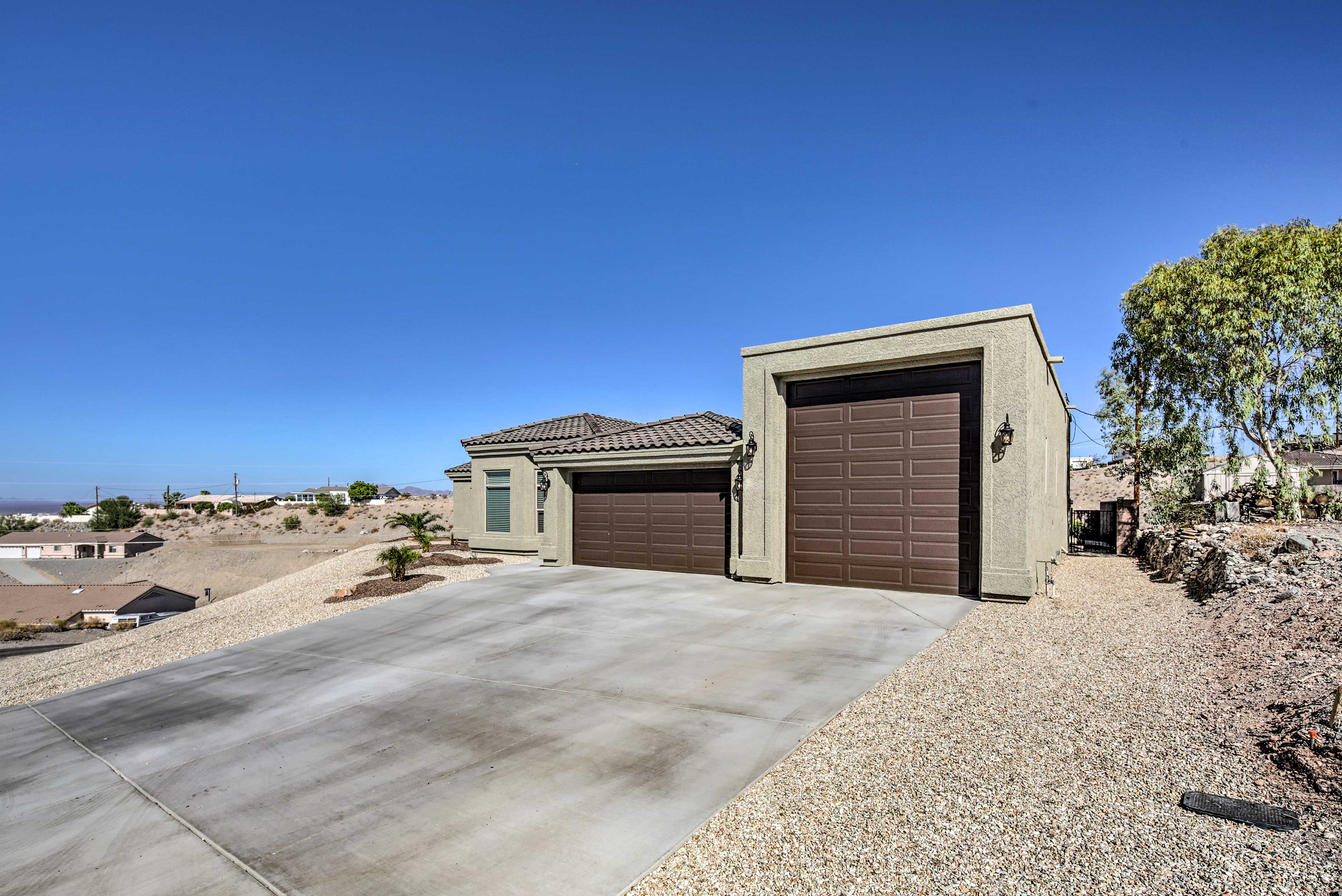 Have the Havasu trip of your dreams with this high-end home!