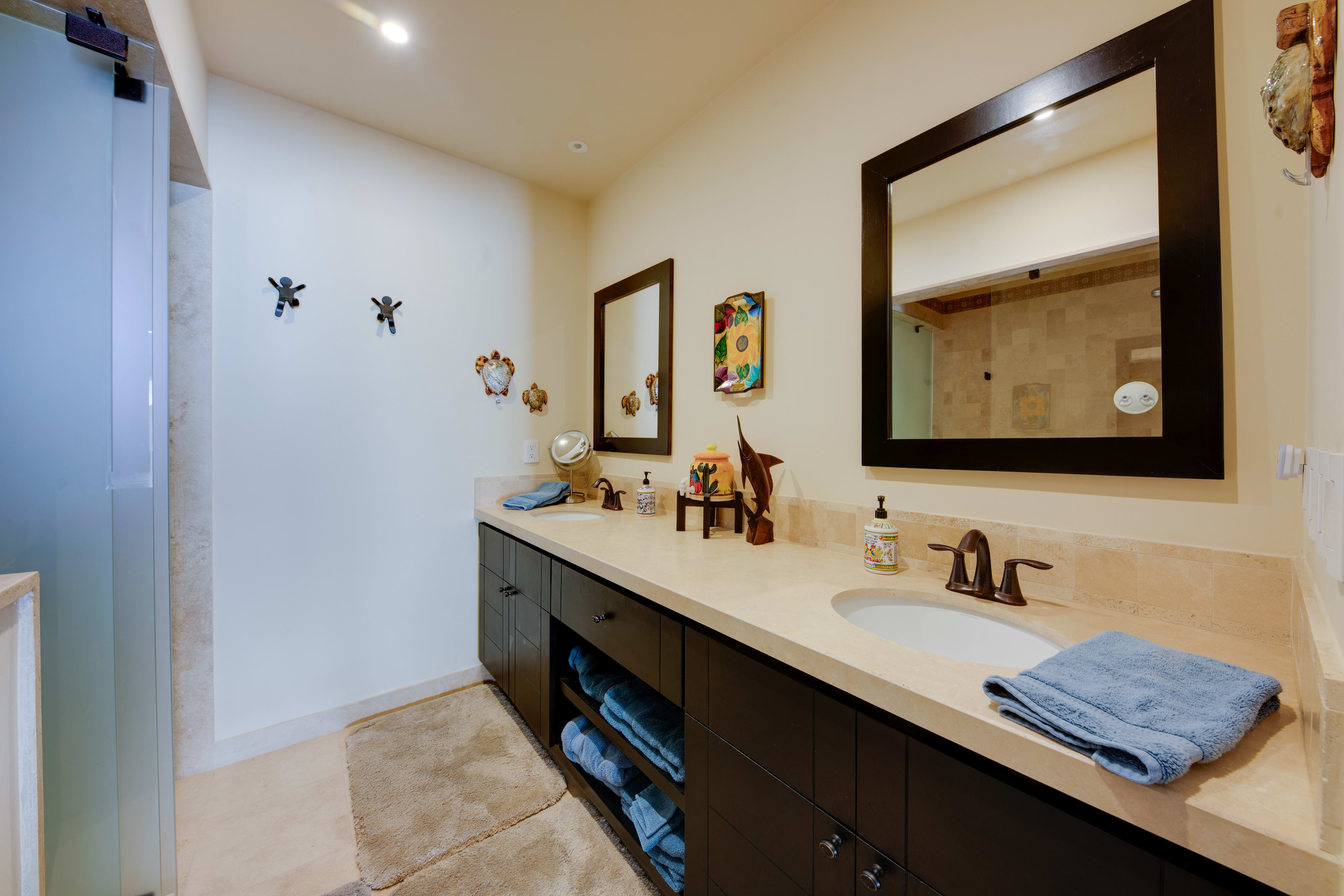 Full Bathroom | Towels Provided | Complimentary Toiletries