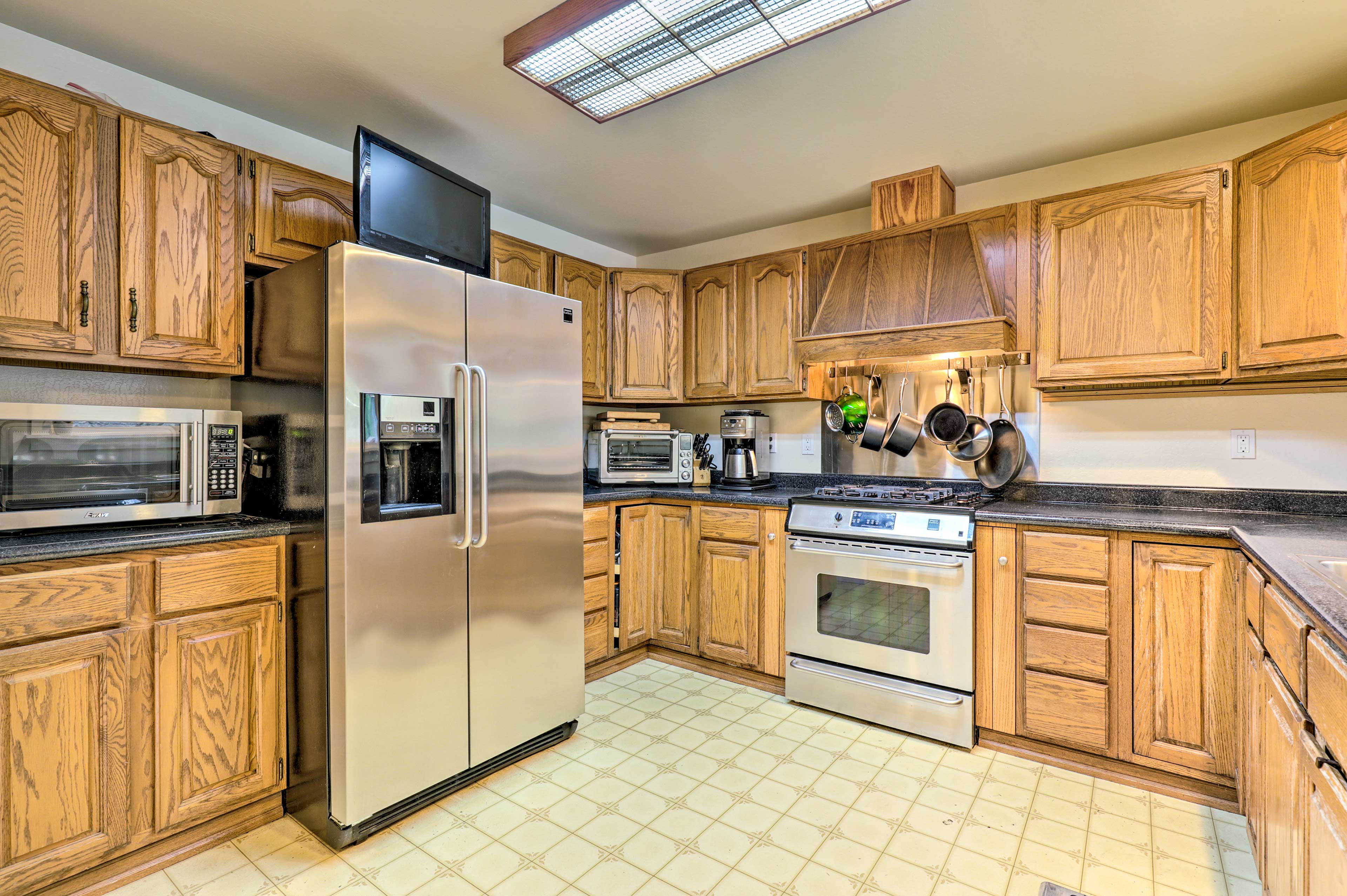 Fully Equipped Kitchen | Standard Coffee Maker | Keurig | Crock-Pot | Blender