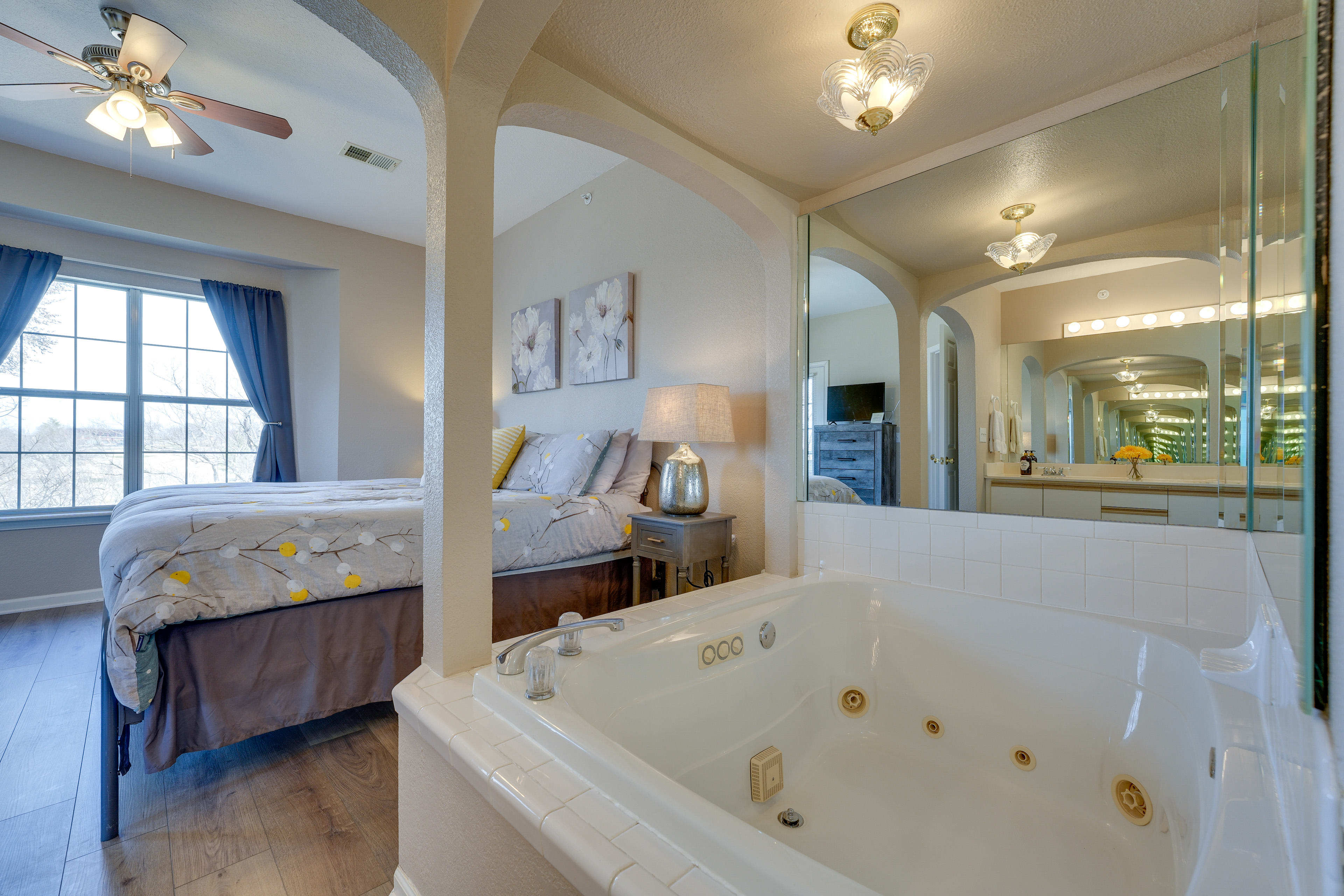 Full En-Suite Bathroom | Jetted Tub
