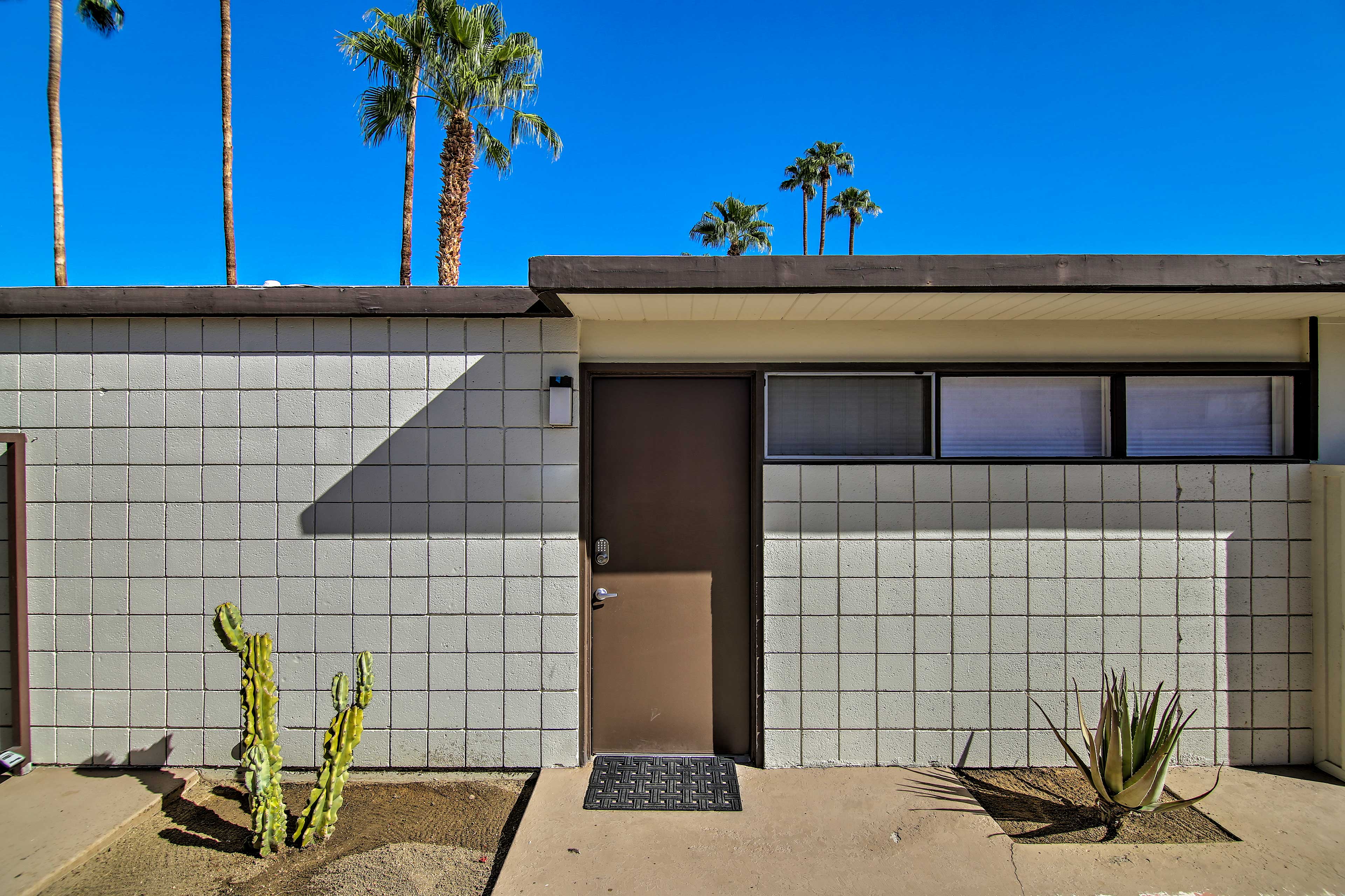 This Palm Springs home base has room for 2.