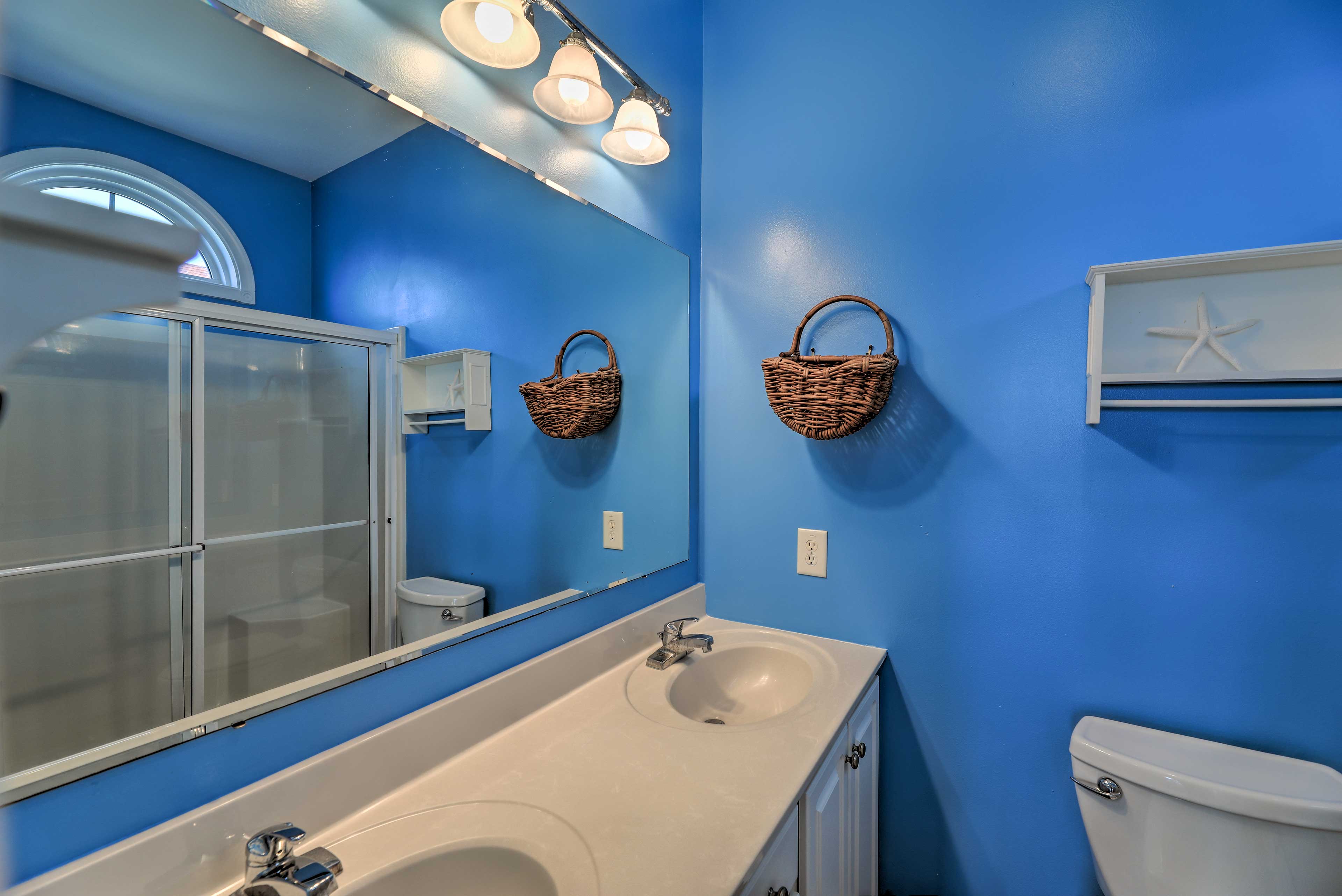 Full Bathroom | Towels Provided | Complimentary Toiletries