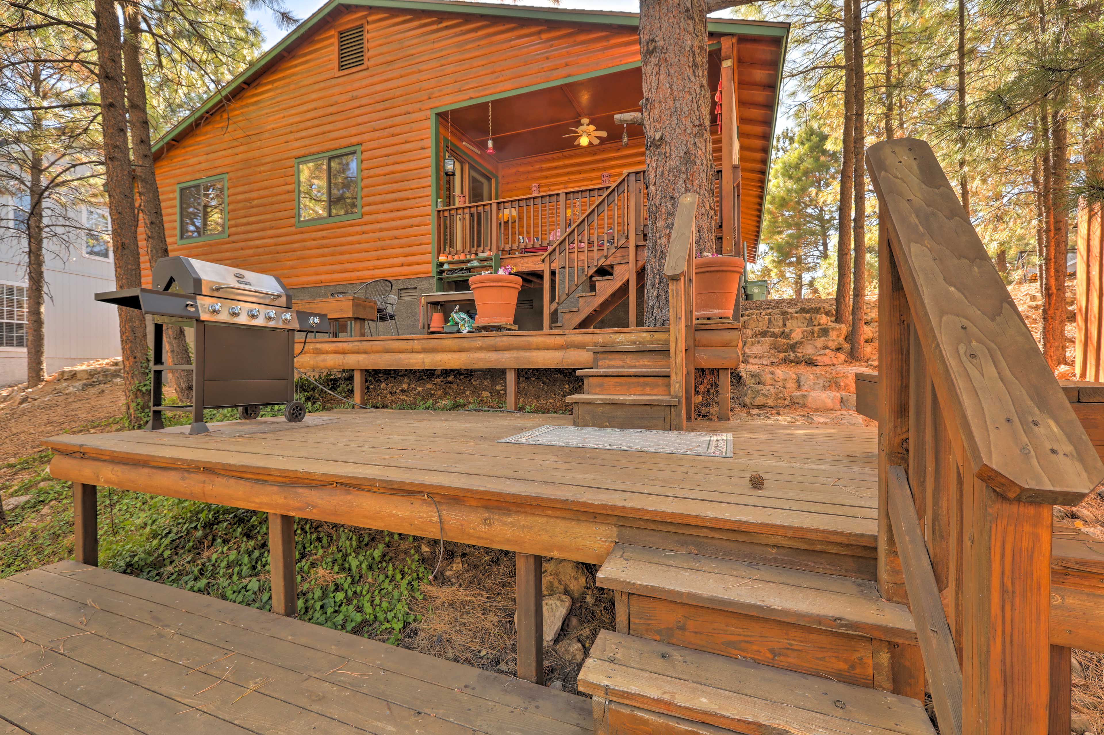 Rustic Cabin w/ Deck ~4 Mi to Old Town Flagstaff!