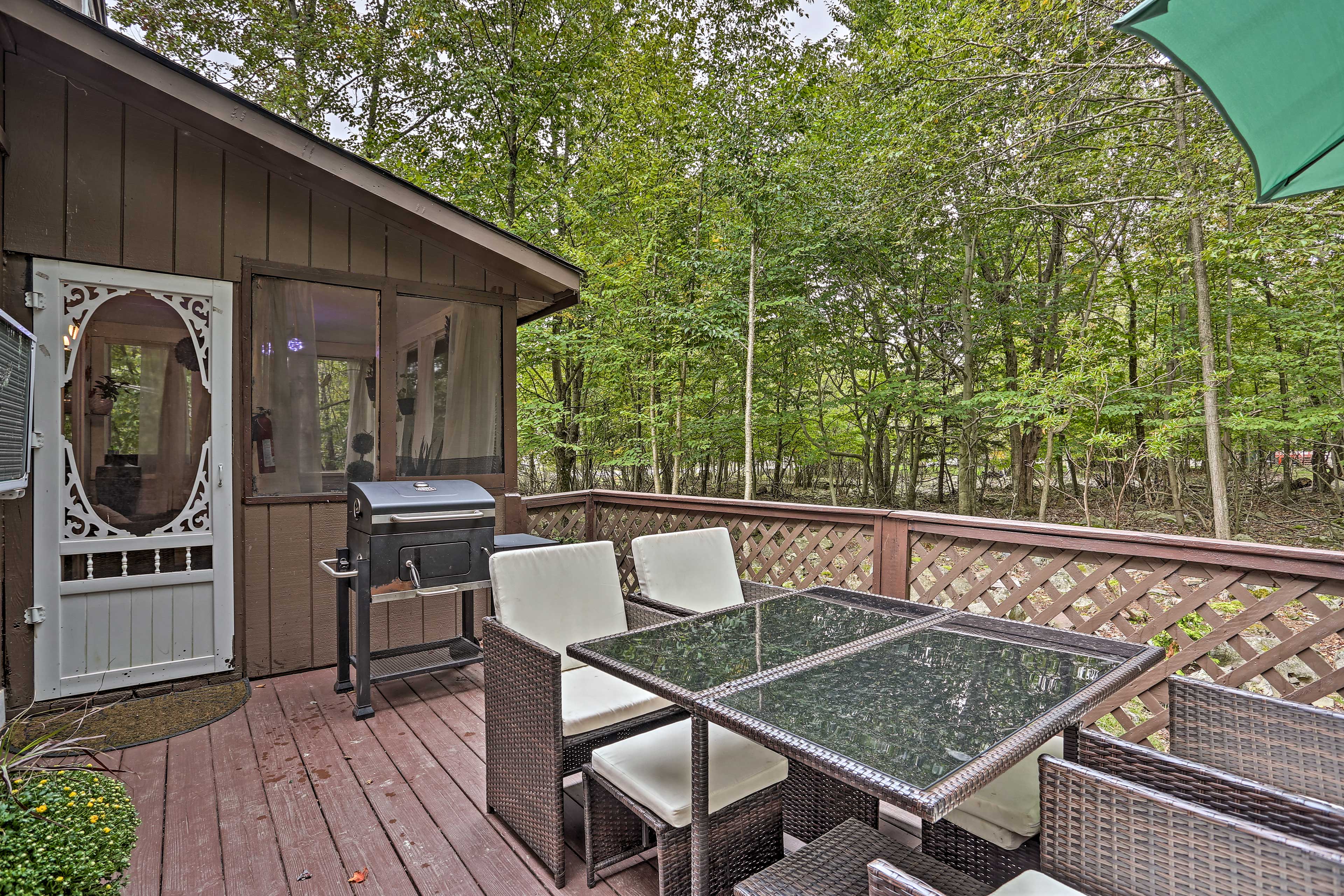 Deck | Outdoor Dining Area | Charcoal Grill