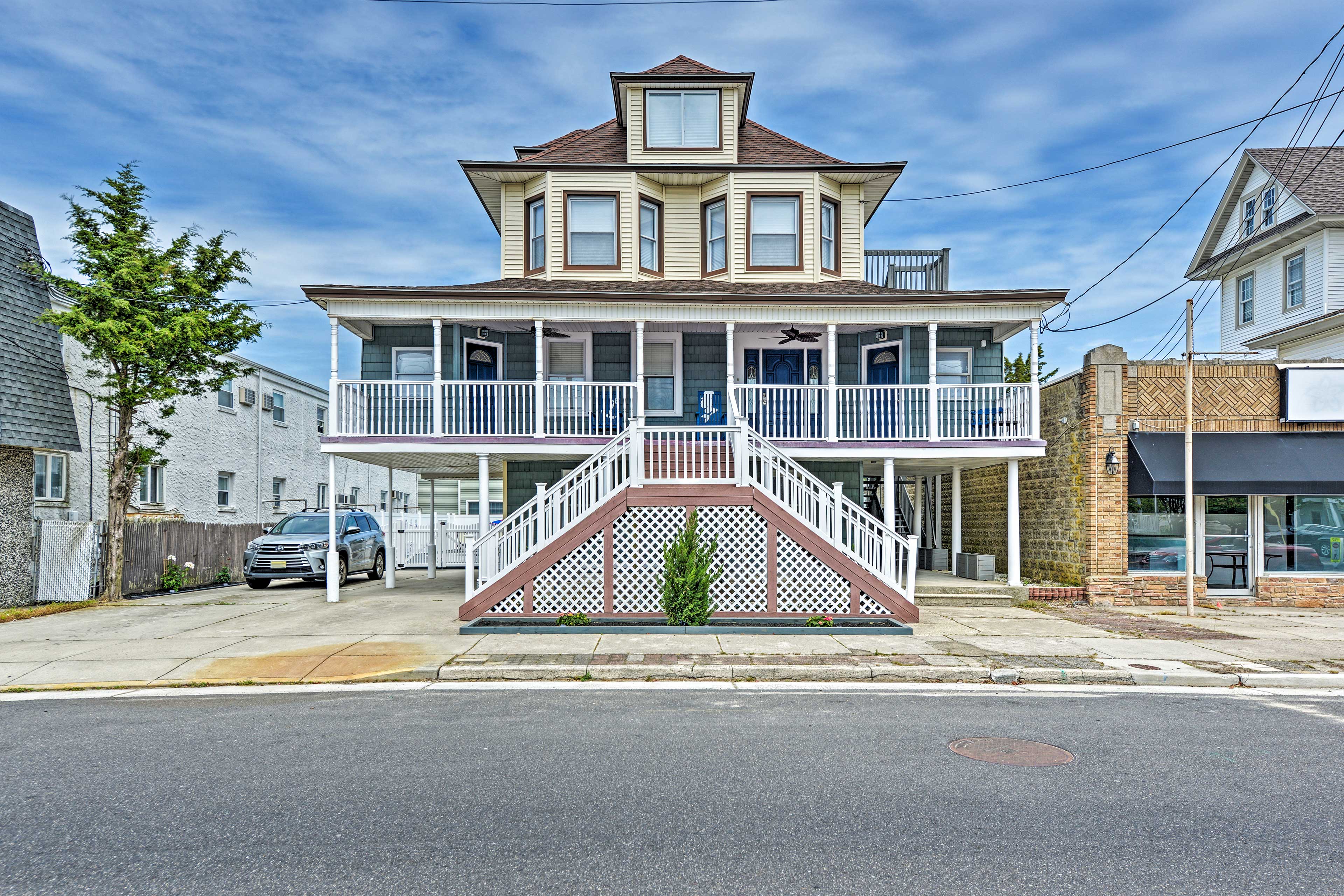 Off-Street Parking | Spacious Driveway