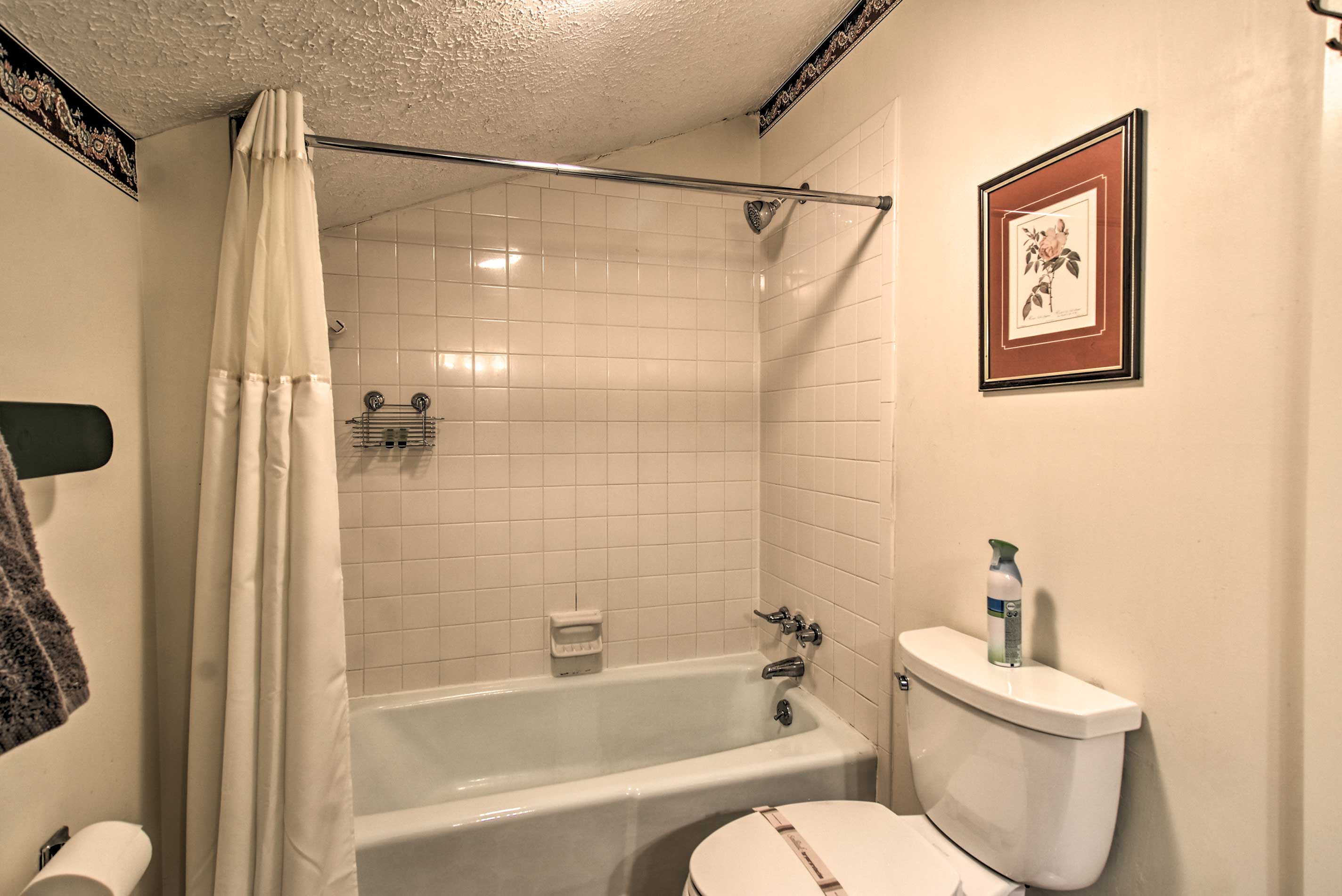 Full Bathroom | Complimentary Toiletries | Hair Dryer