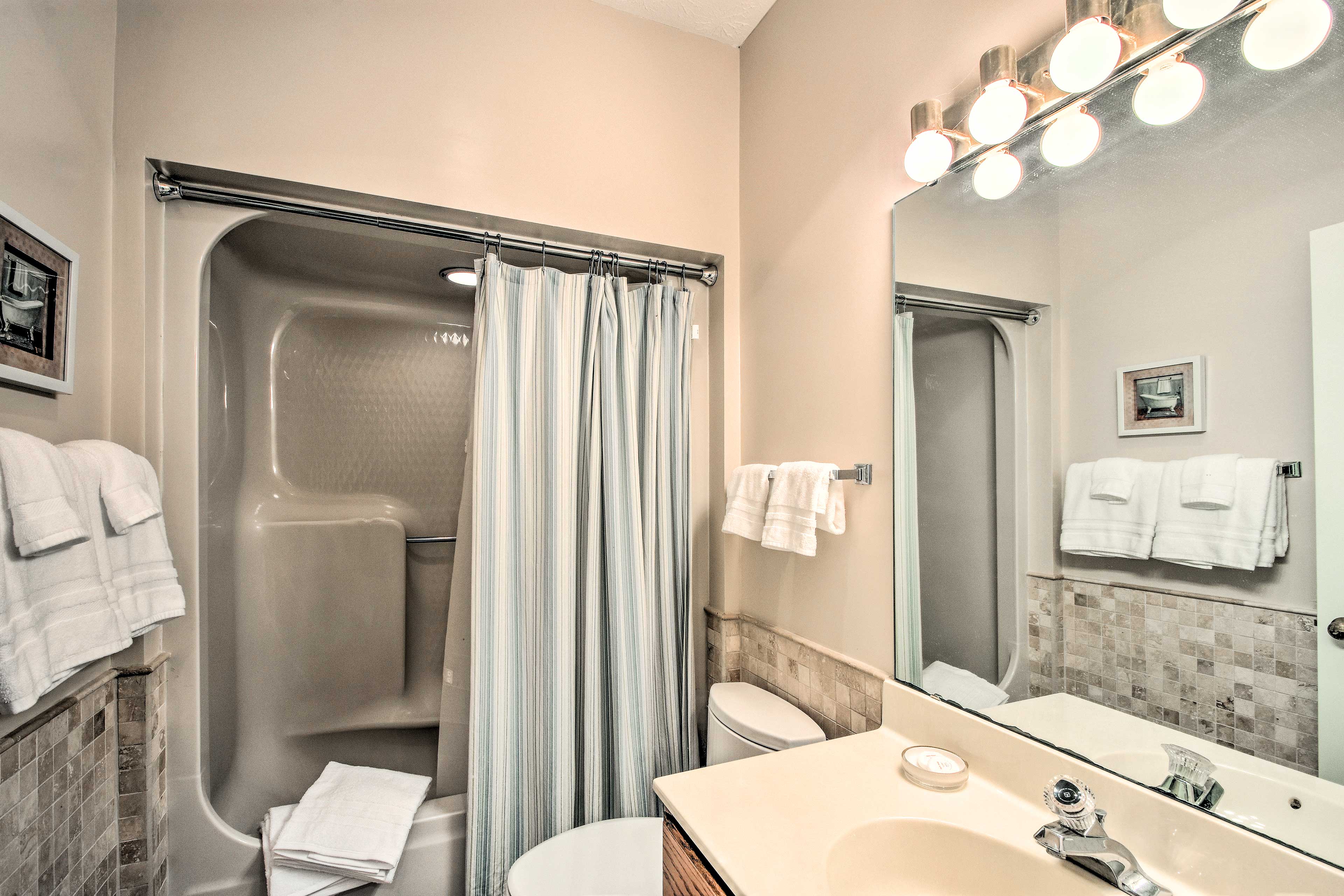 Full Bathroom | Complimentary Toiletries