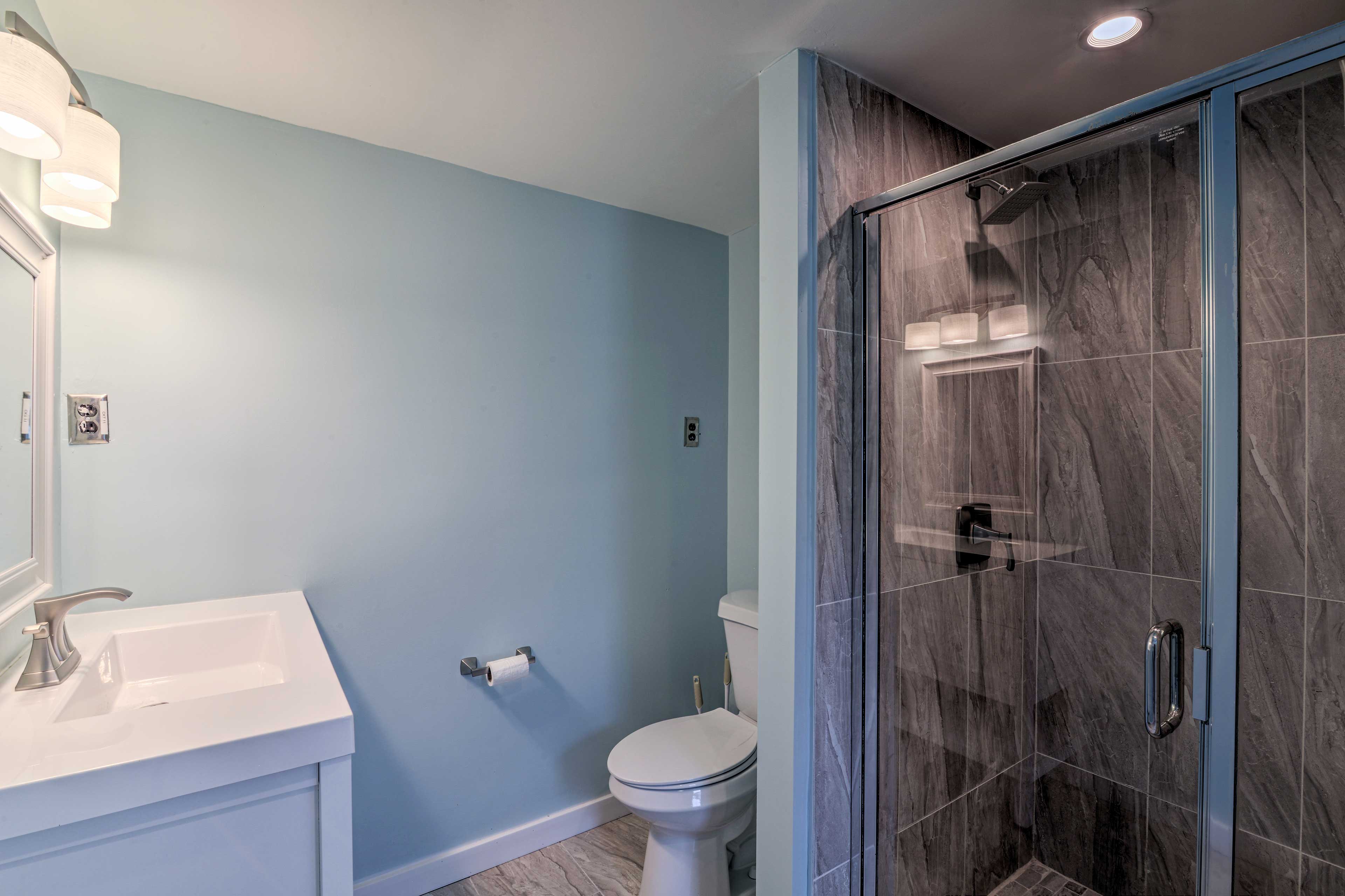 Full Bathroom | Towels Provided | Walk-In Shower