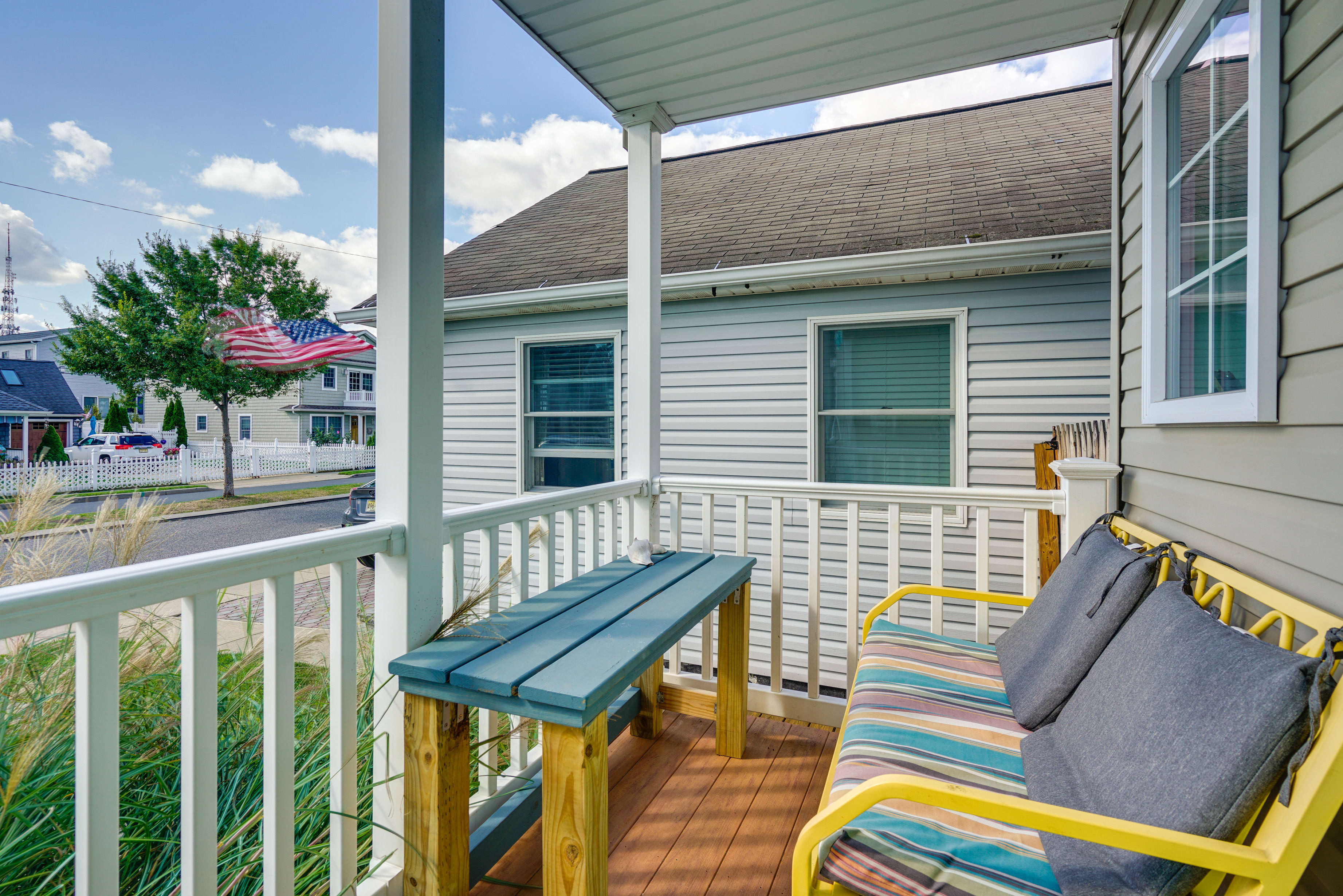 Covered Front Porch w/ Seating