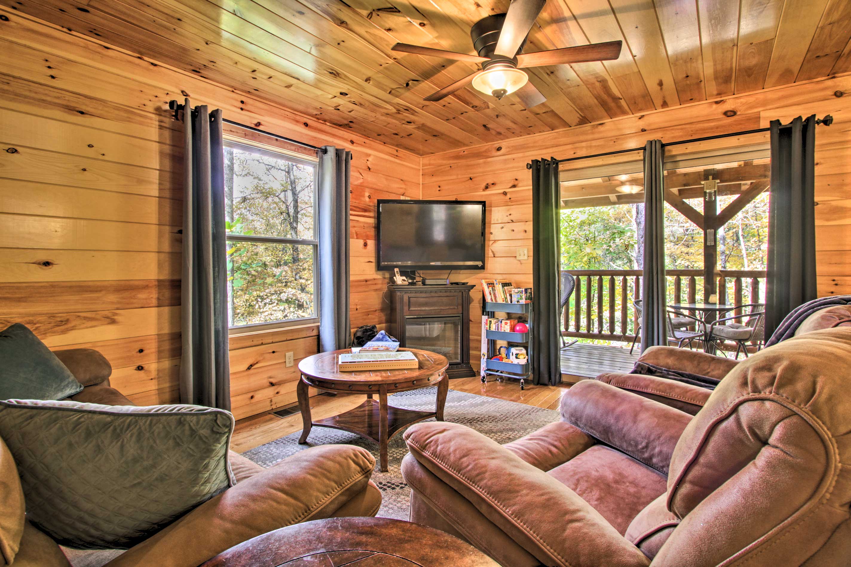 With 3 bedrooms and 2.5 bathrooms, this vacation rental offers room for 6!