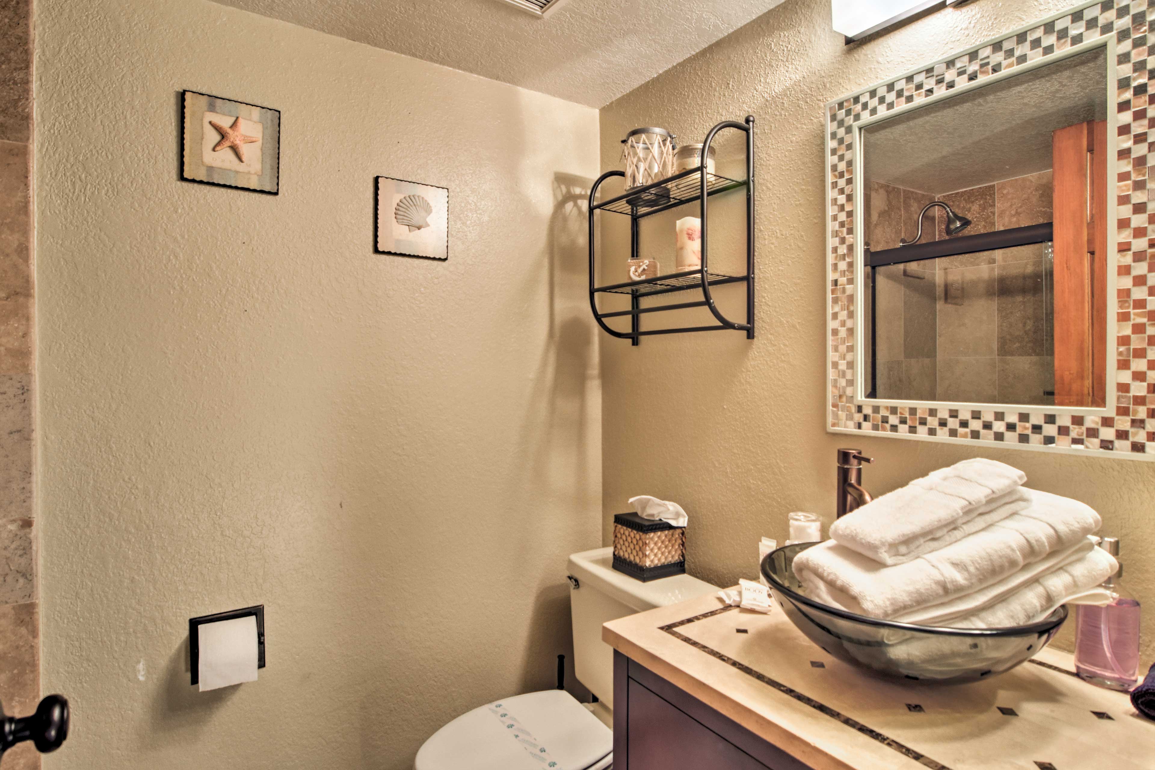 Full Bathroom | Towels Provided | Complimentary Toiletries