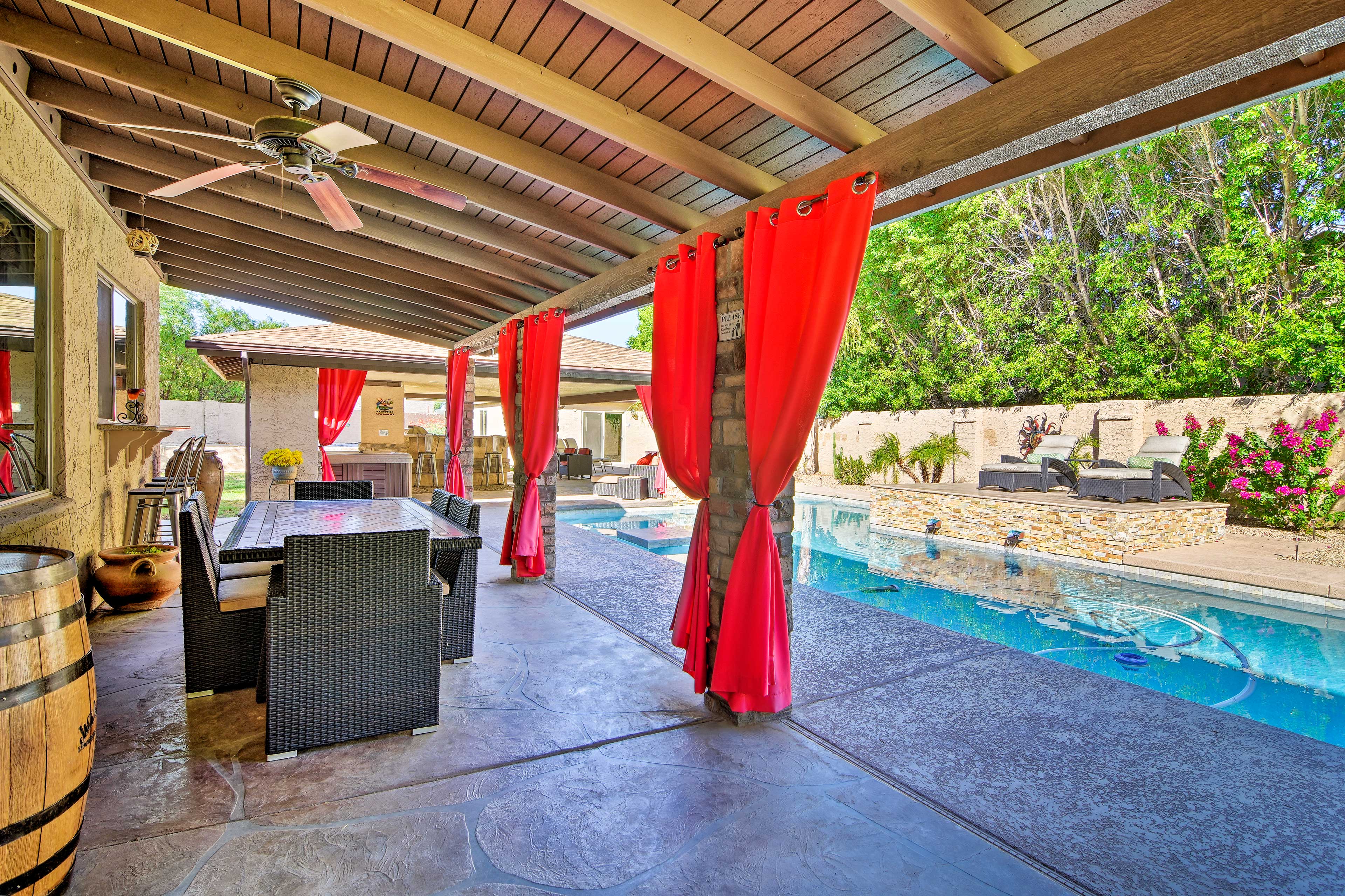 Private Backyard | Outdoor Dining Table