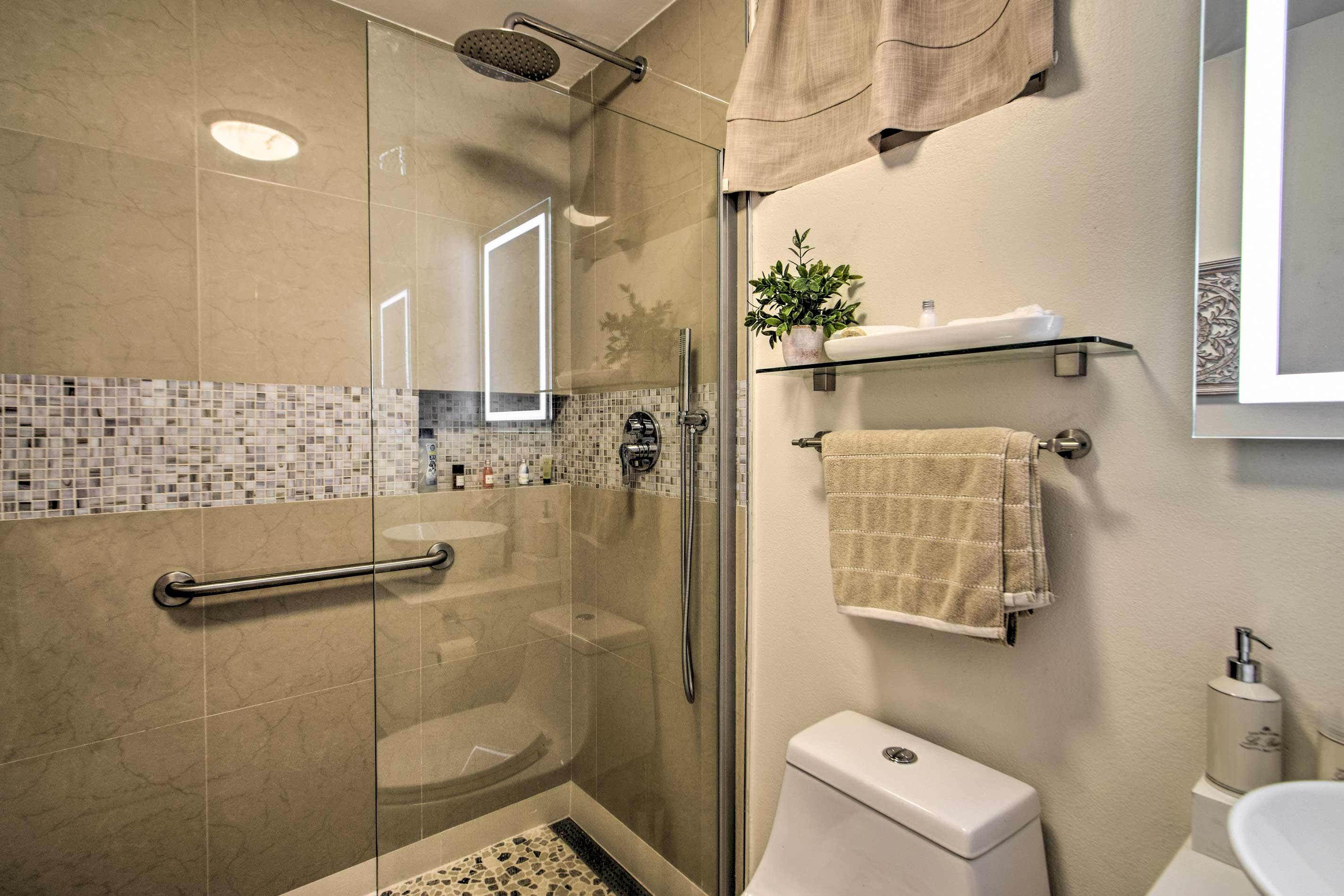 Full Bathroom | Complimentary Toiletries