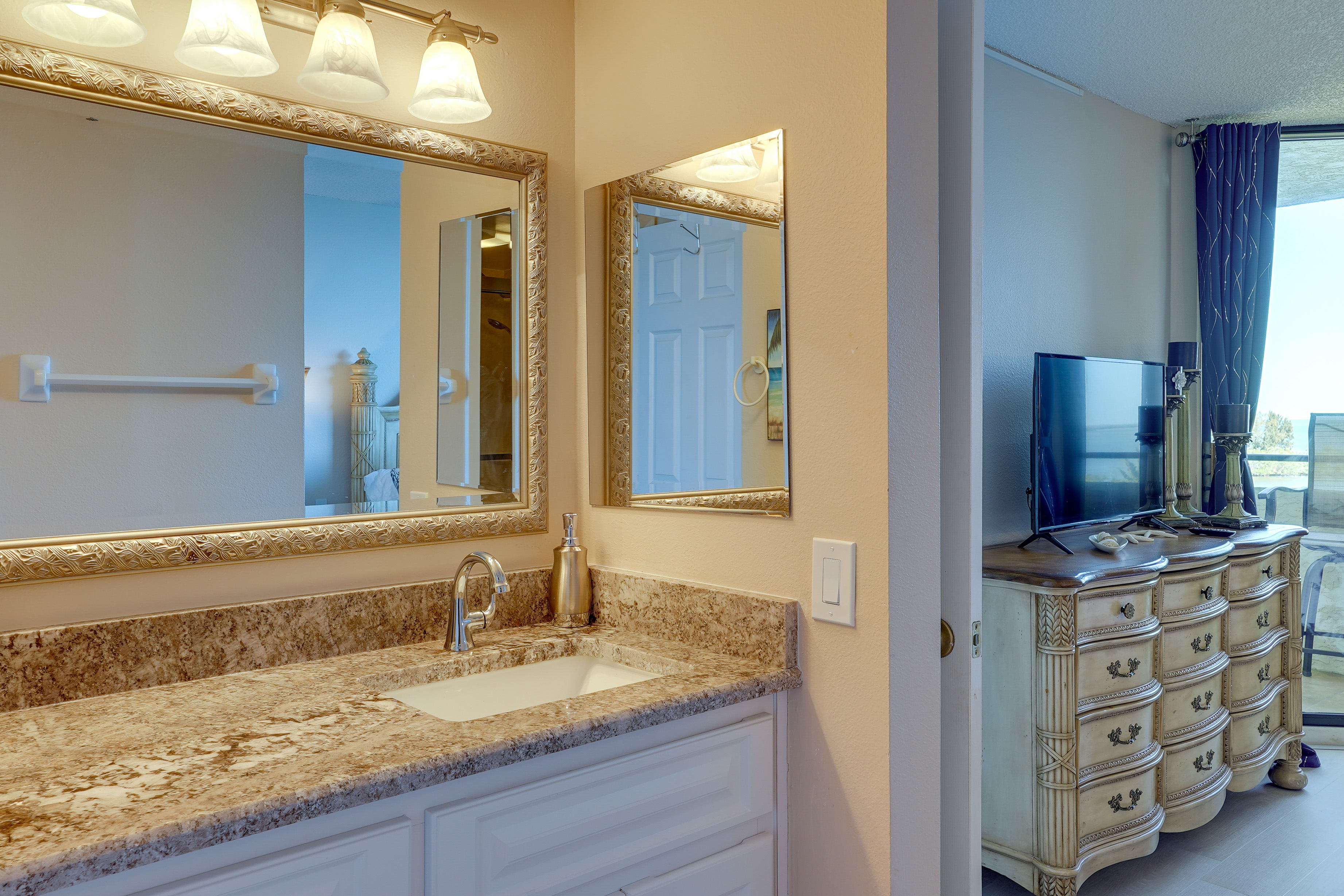 En-Suite Bathroom | Towels Provided