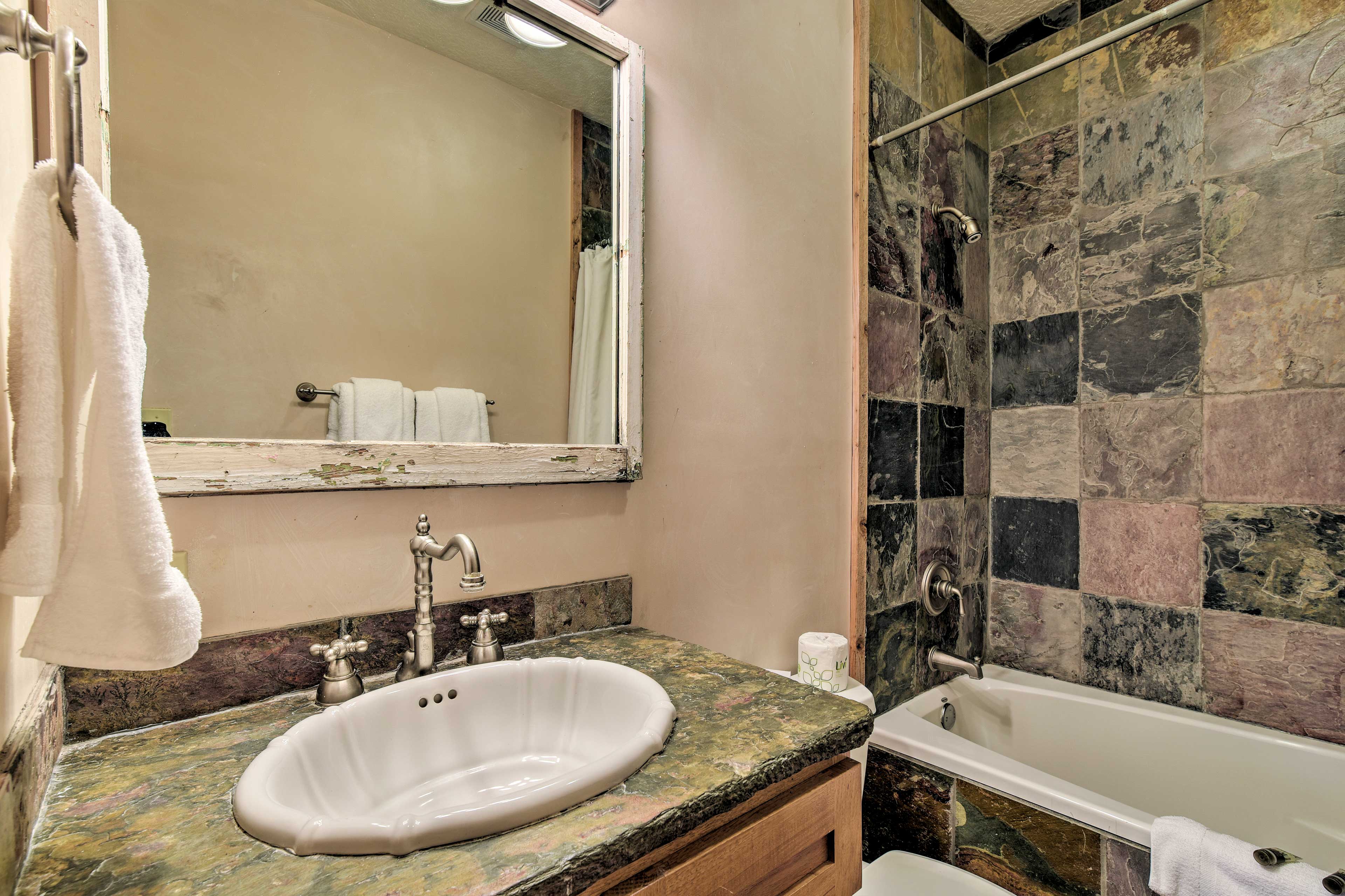 Full Bathroom | Complimentary Toiletries | Hair Dryer