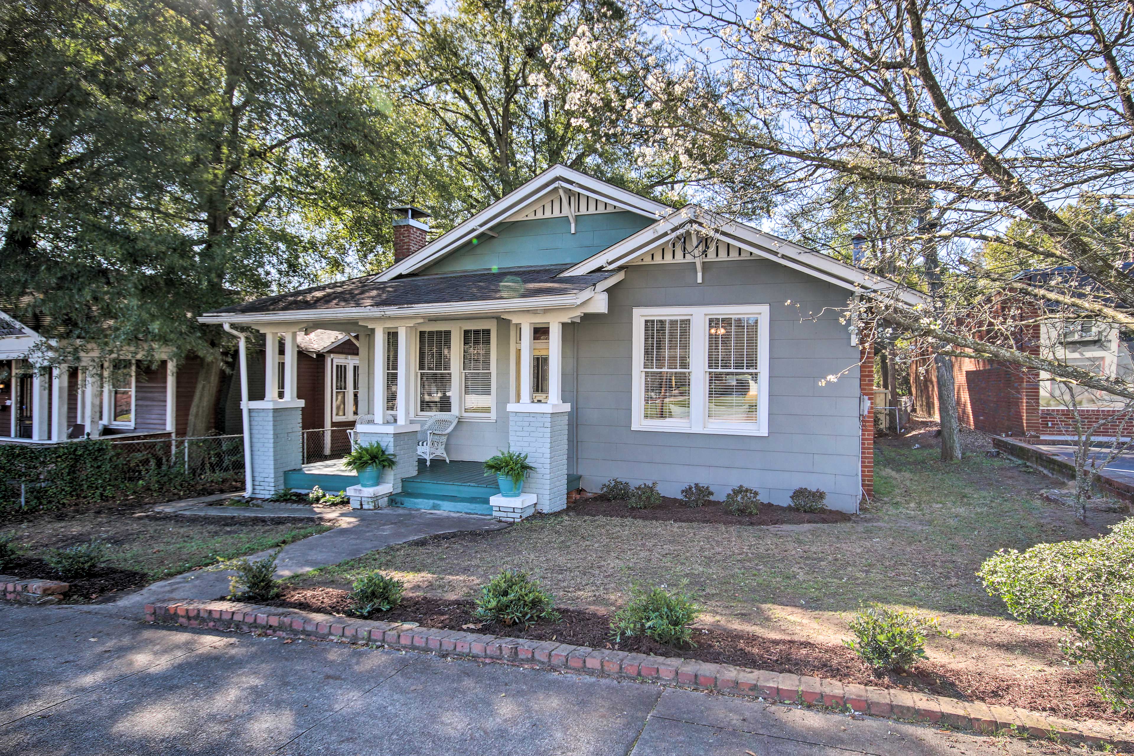 This charming cottage is ideally located 3 miles from the Masters Golf Course!