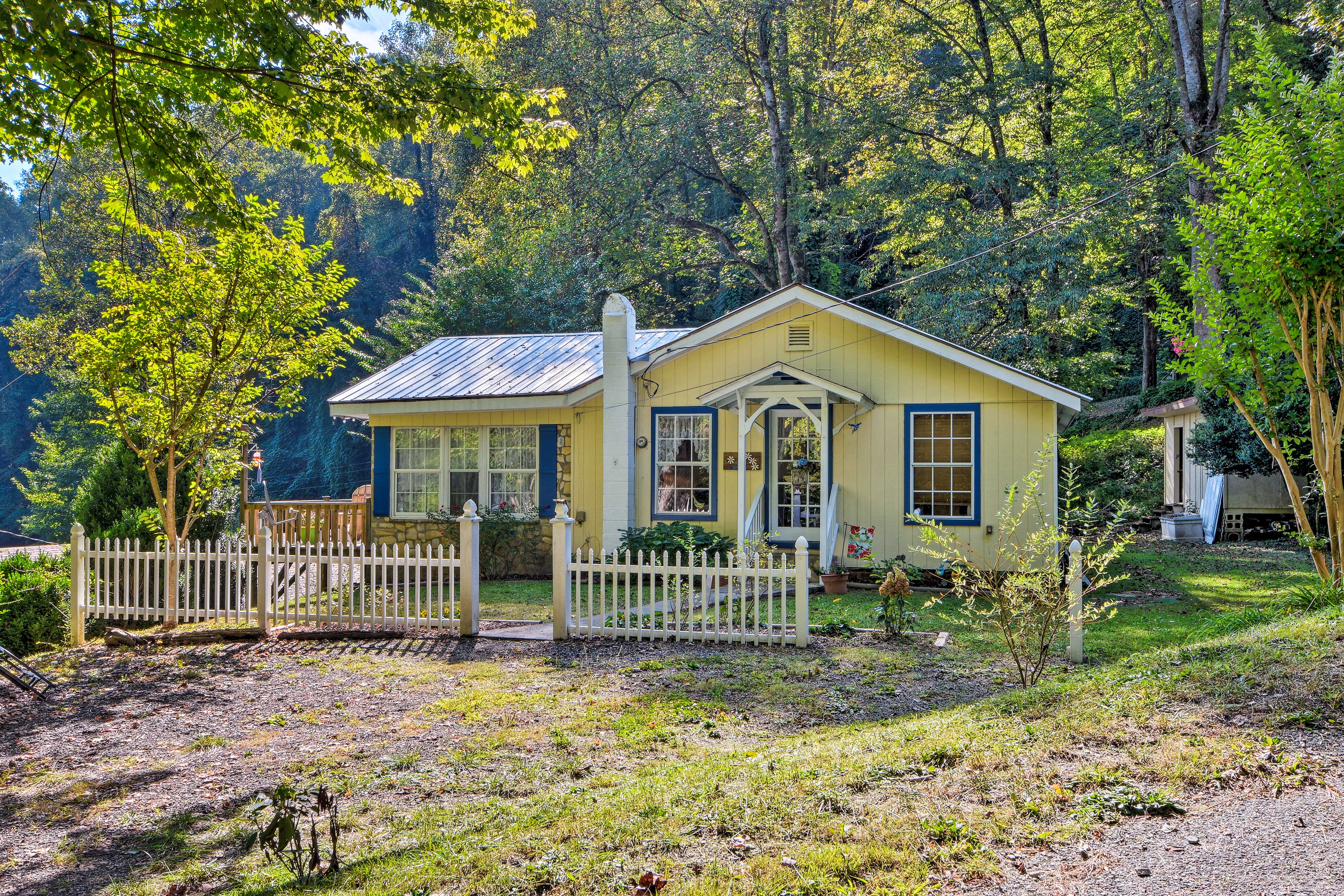 This Fontana Dam cottage has room for 5.