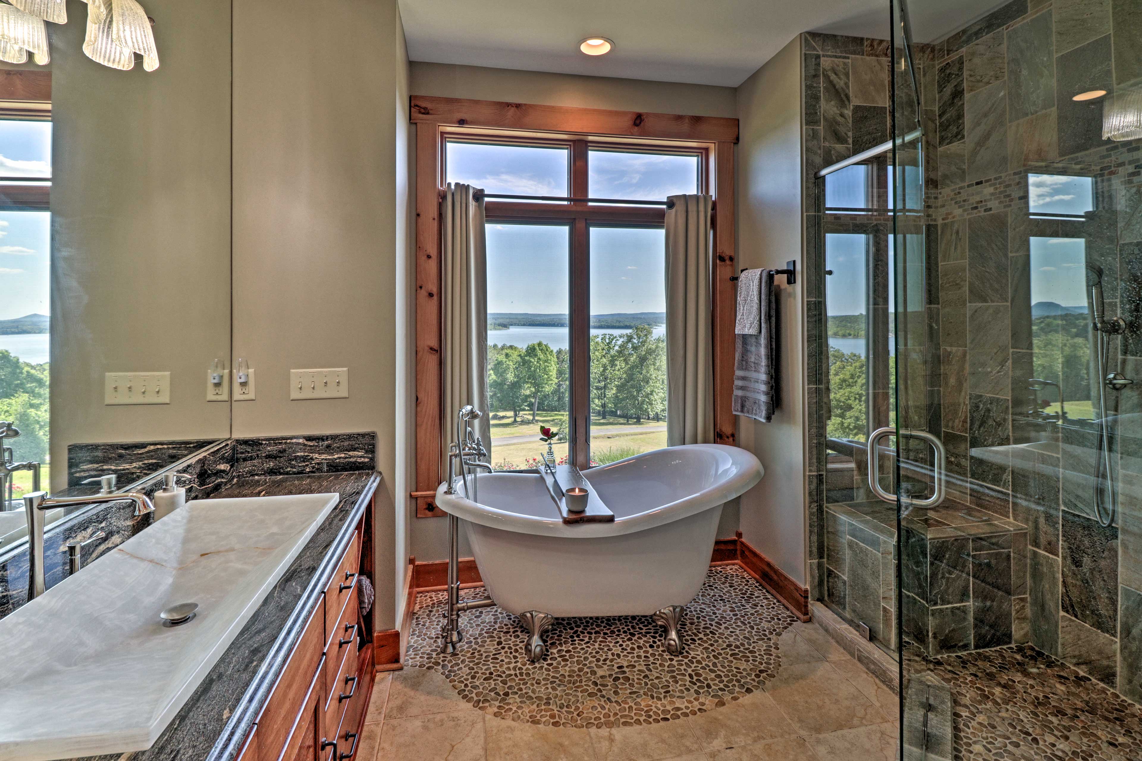 En-Suite Bathroom | Walk-In Shower | Clawfoot Tub