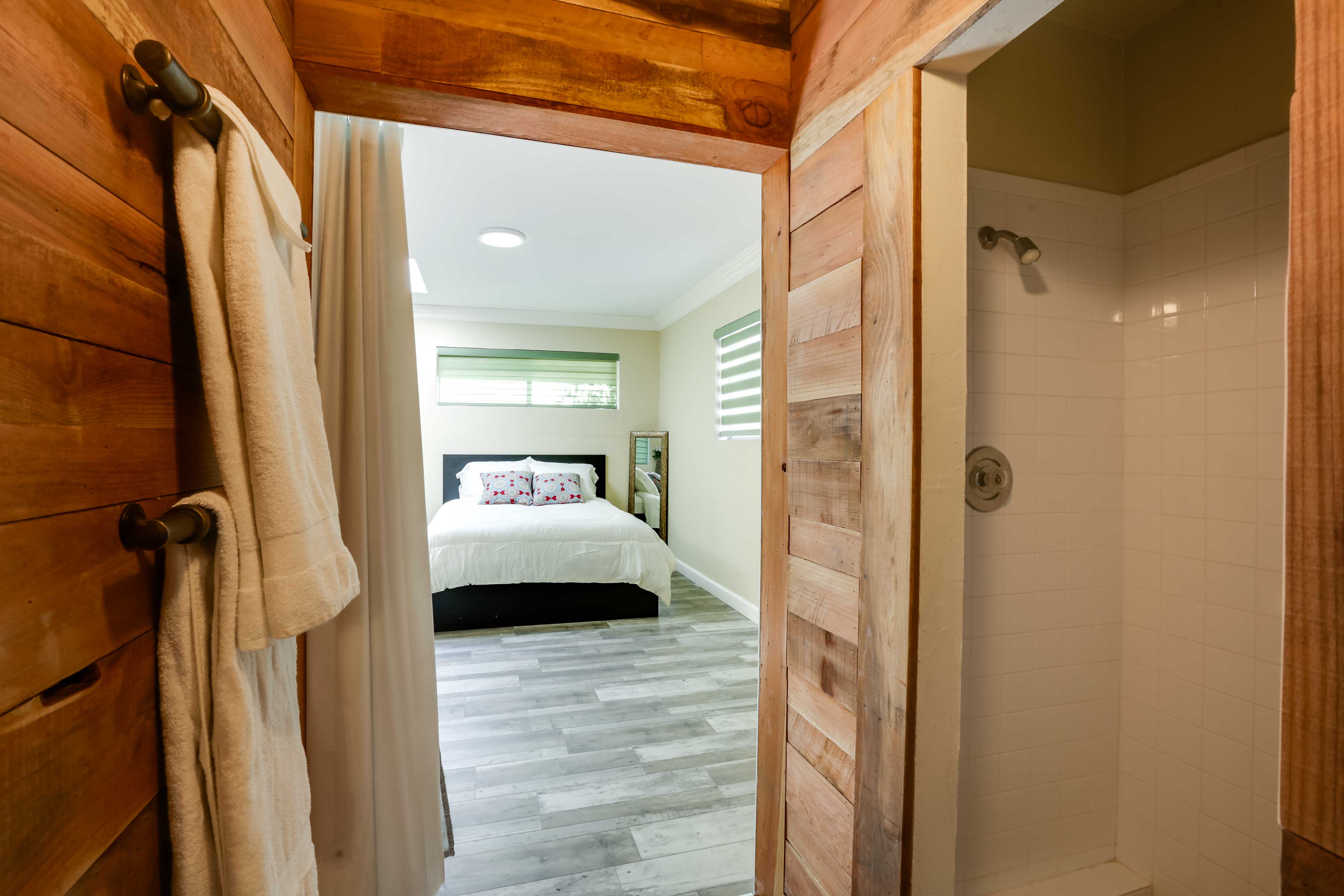 Full Bathroom | Walk-In Shower | Towels & Linens Provided