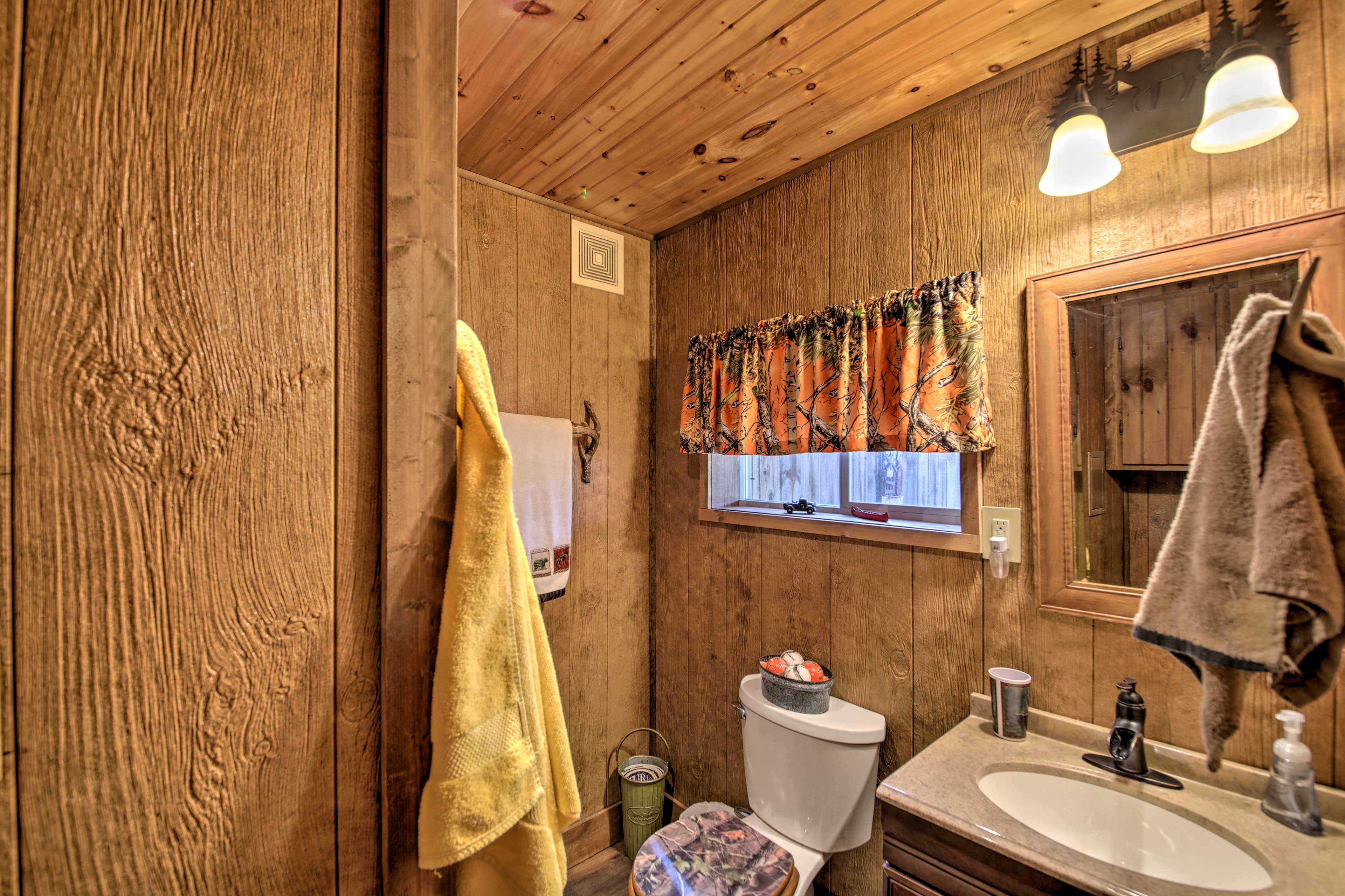 Full Bathroom | Towels & Linens Provided